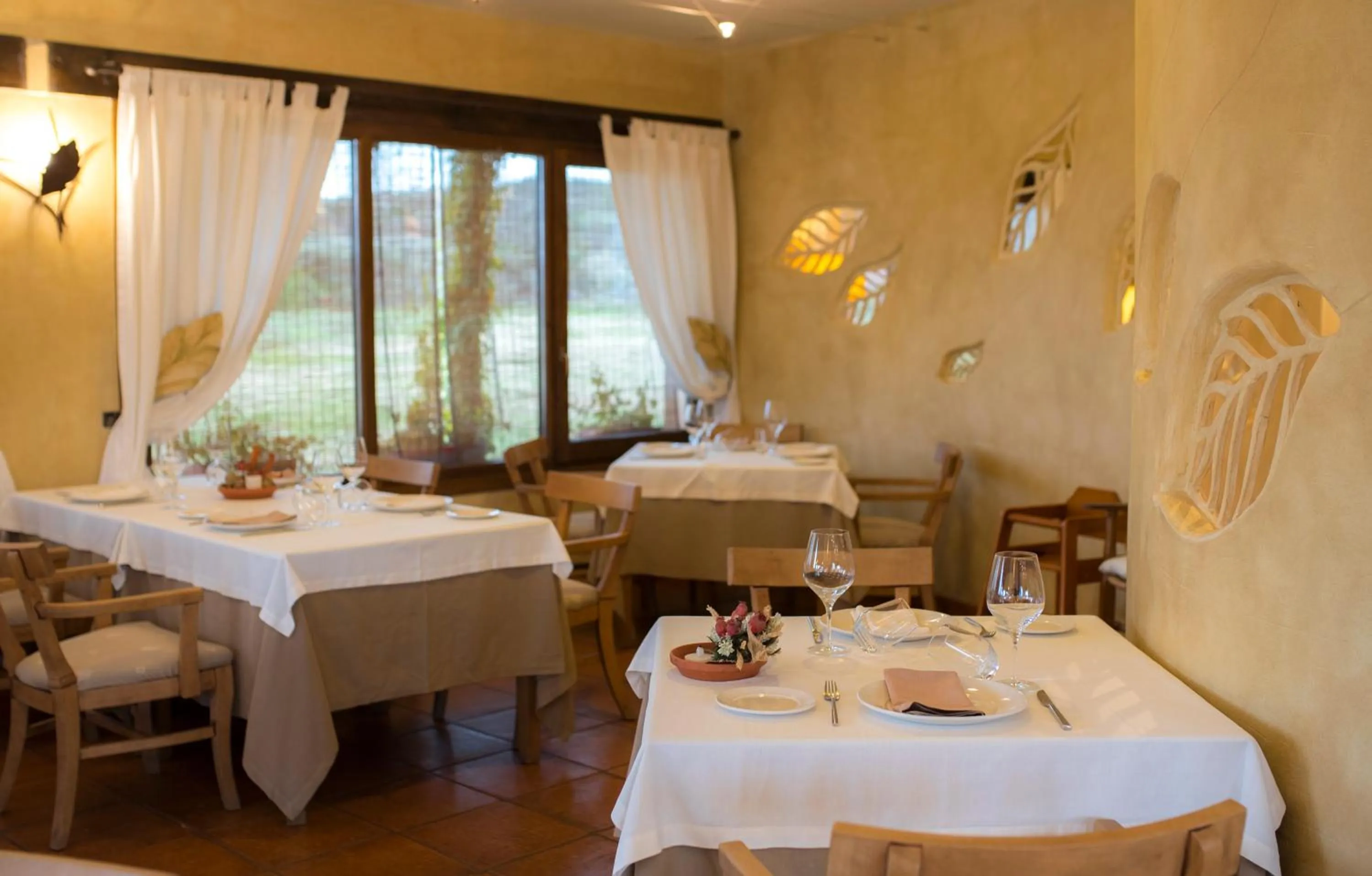 Restaurant/places to eat in Hotel Llano Tineo