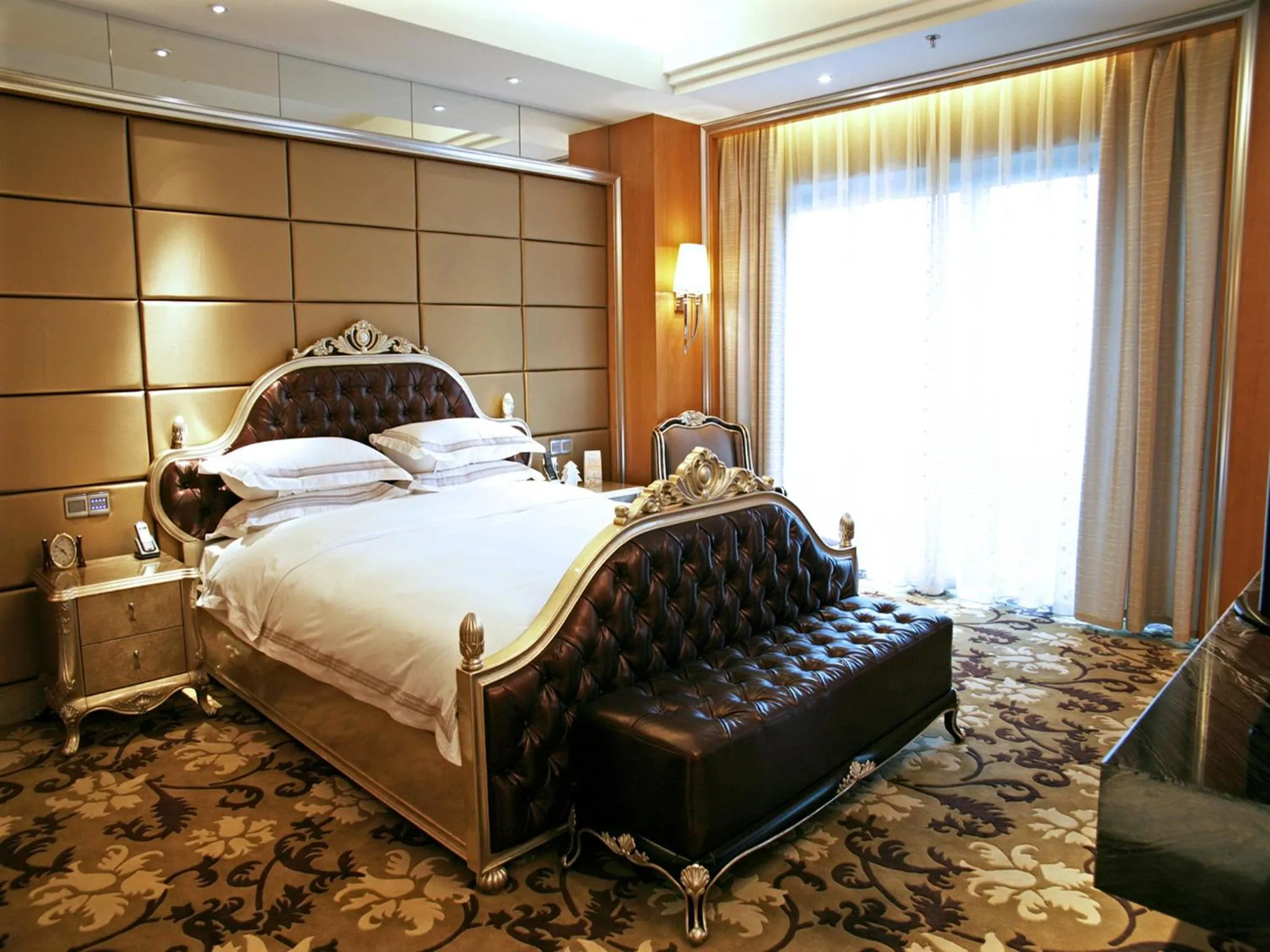 Bed in Glarun Jinling Hotel
