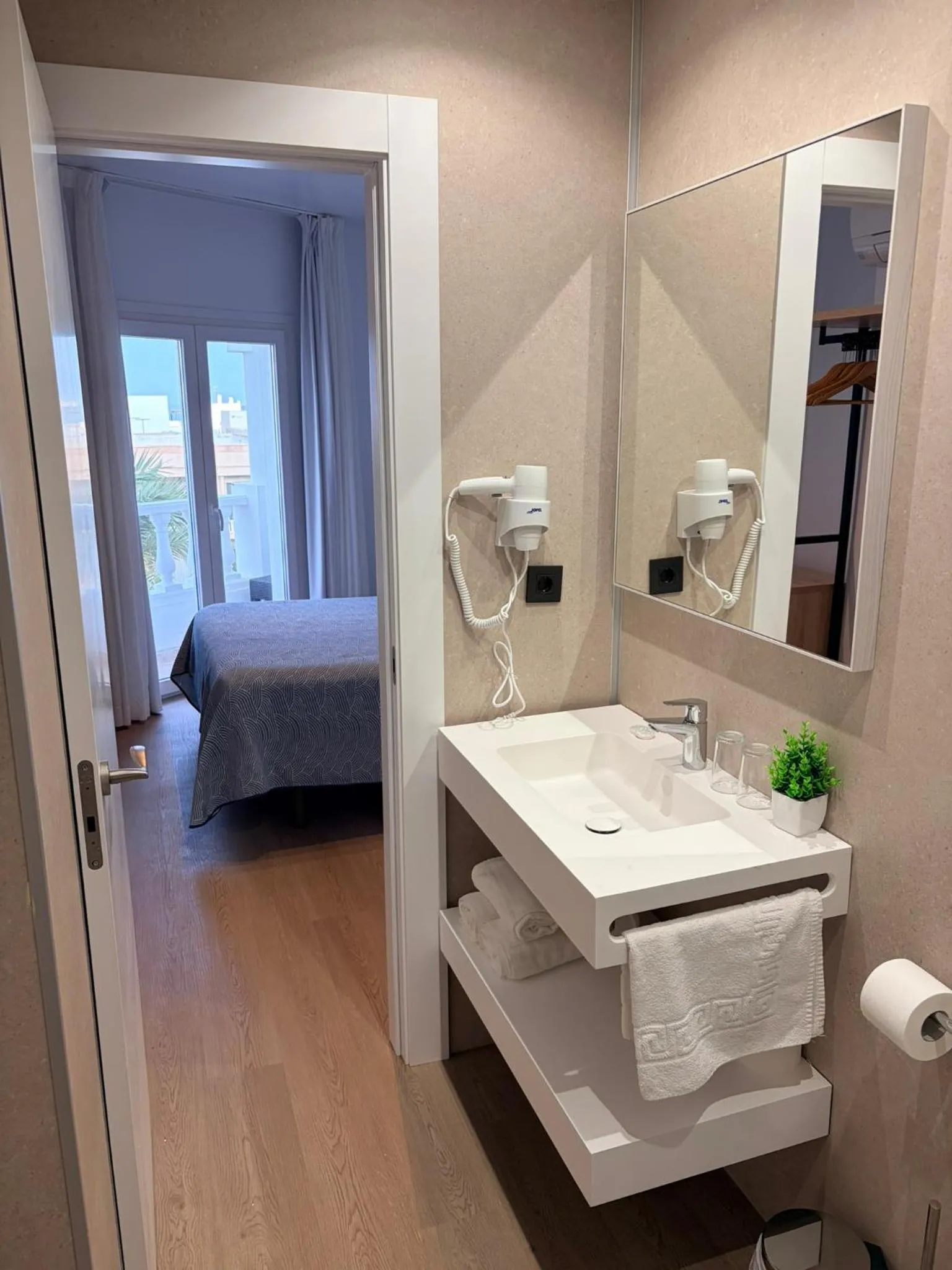 Bathroom, Bed in Hostal Juan Carlos