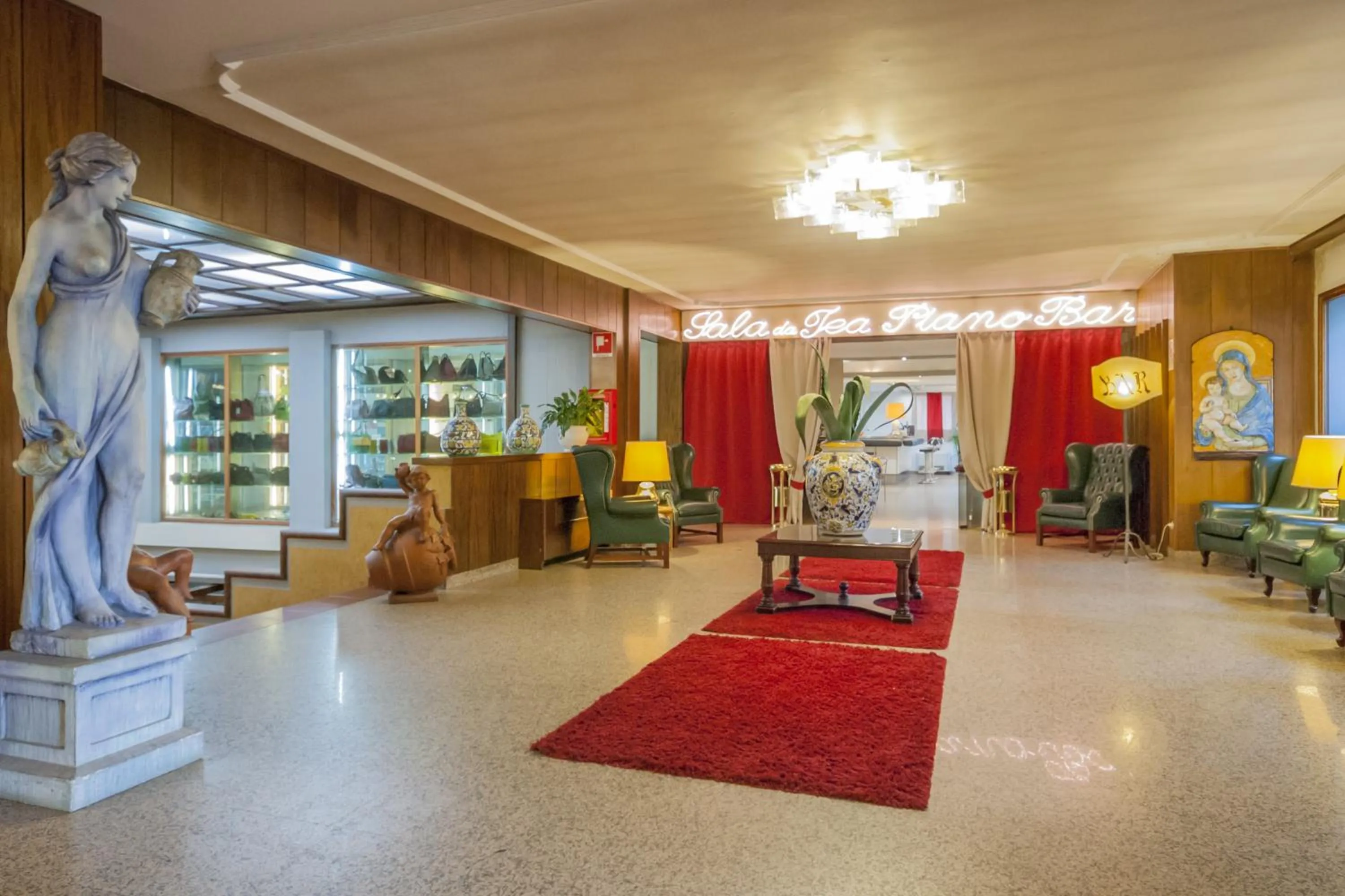 Communal lounge/ TV room in Hotel Delta Florence