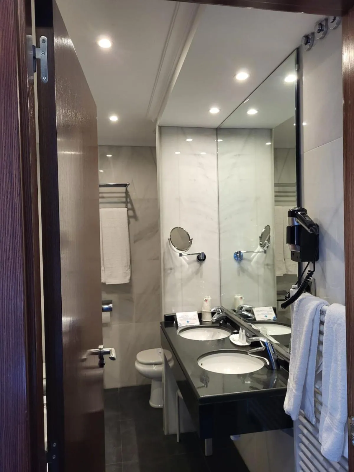 Bathroom in Hotel Leonor Mirón