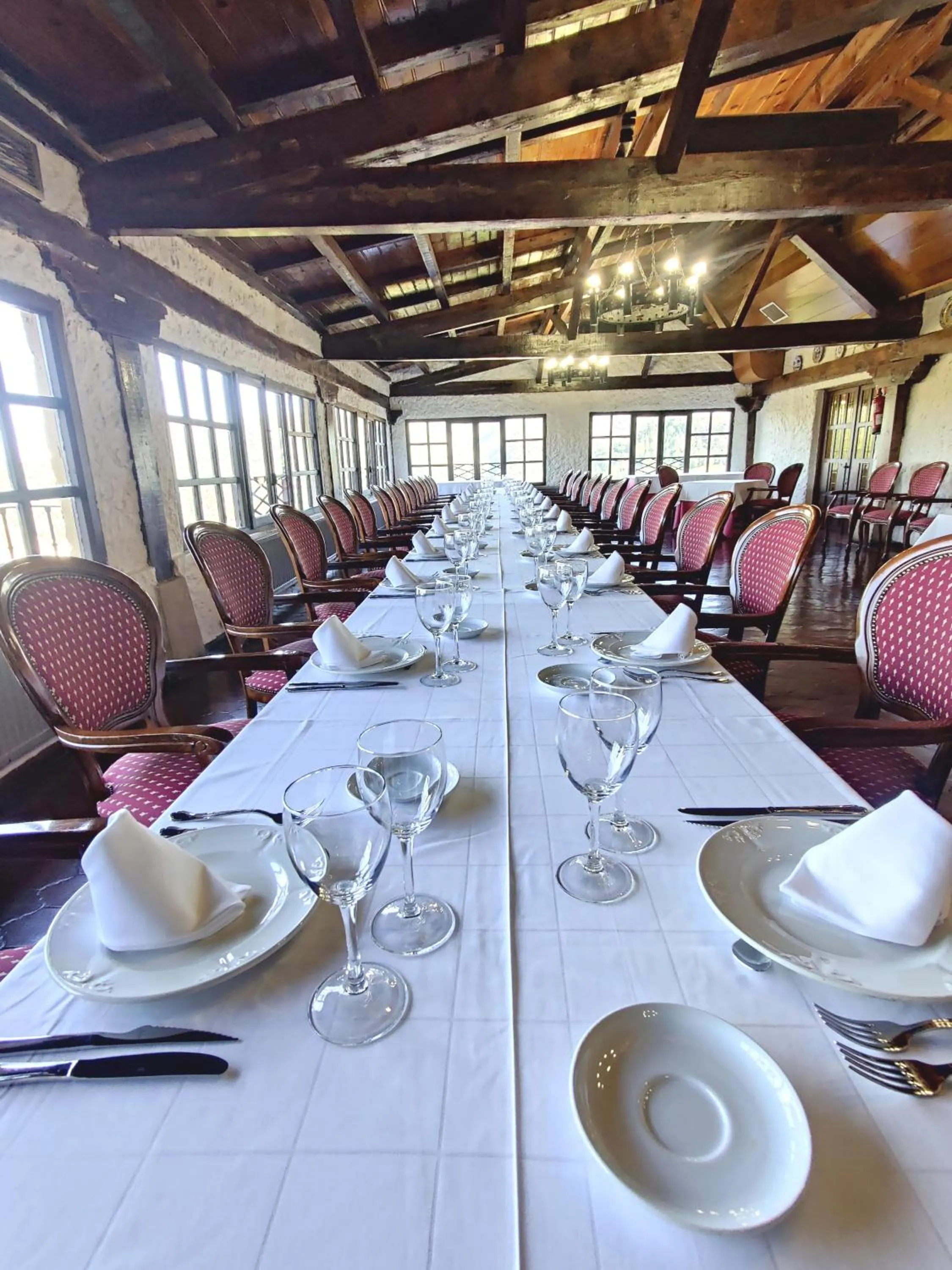 Restaurant/places to eat in Hotel Leonor Mirón