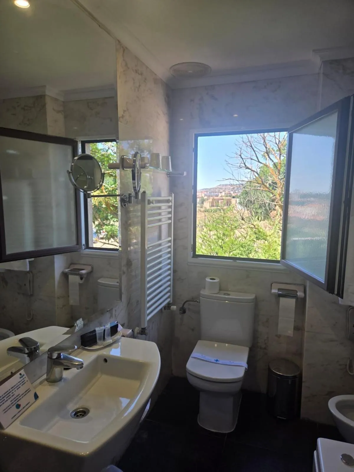 Bathroom in Hotel Leonor Mirón