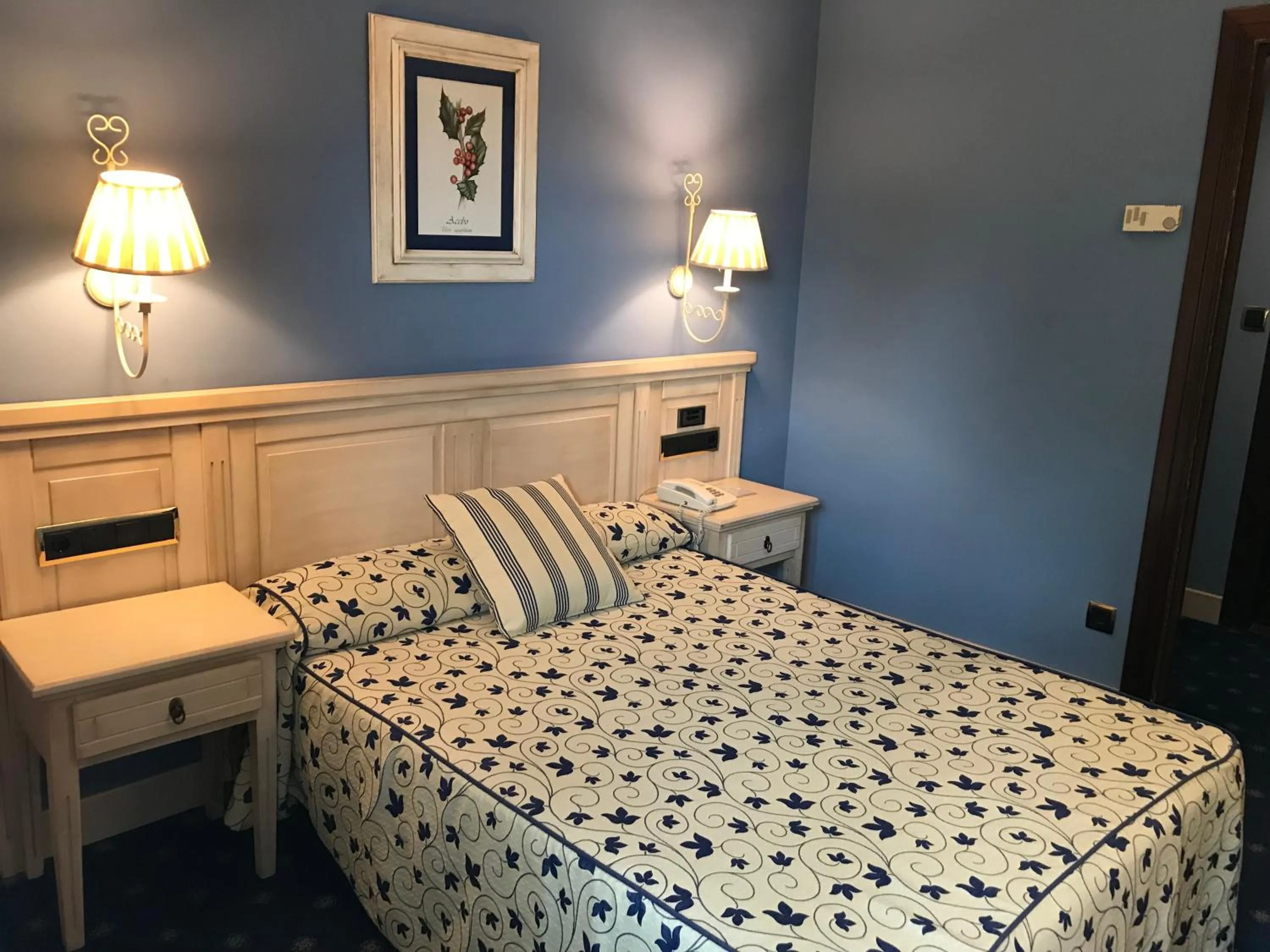 Photo of the whole room, Bed in Hotel Leonor Mirón