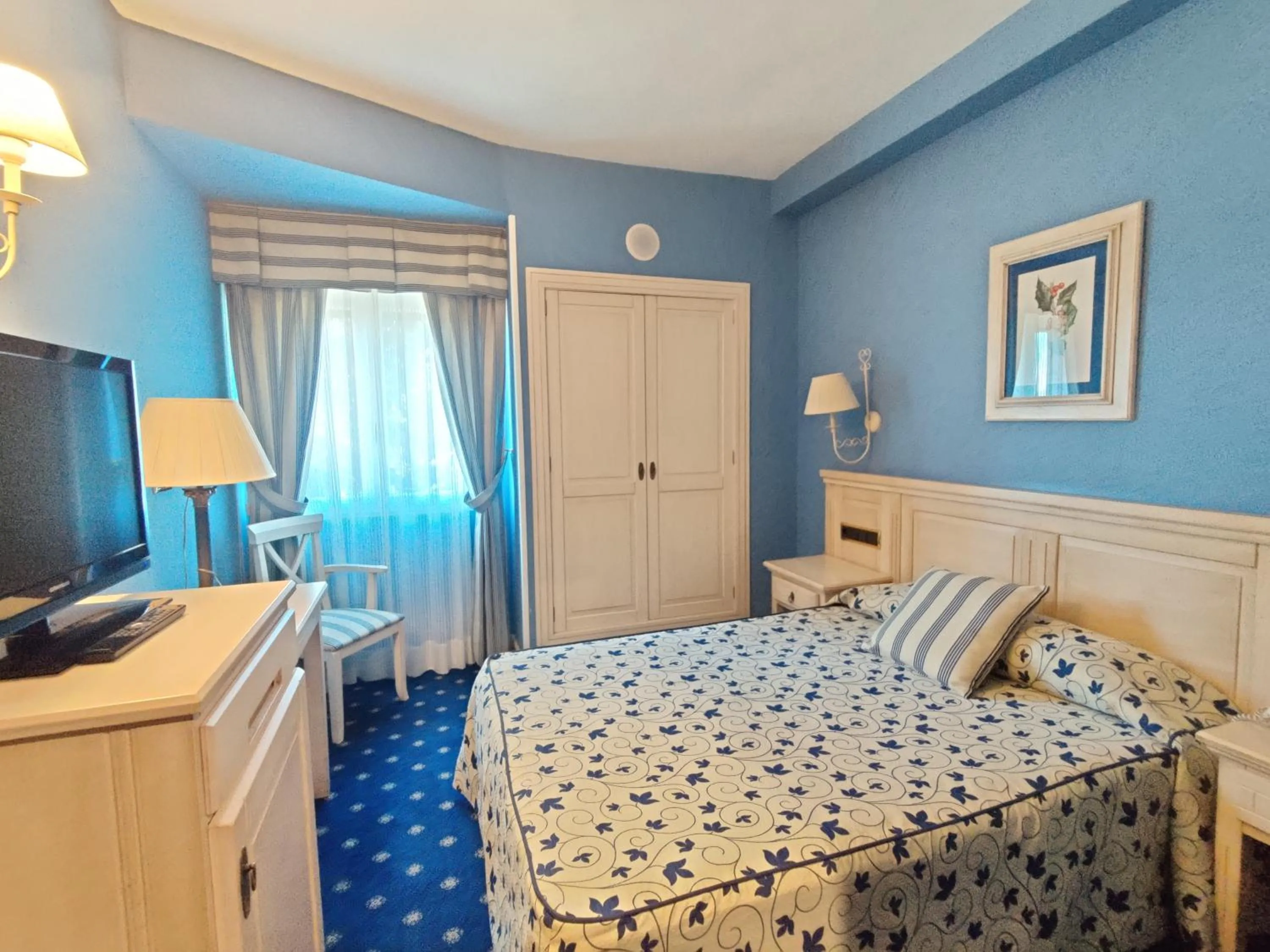 Photo of the whole room, Bed in Hotel Leonor Mirón