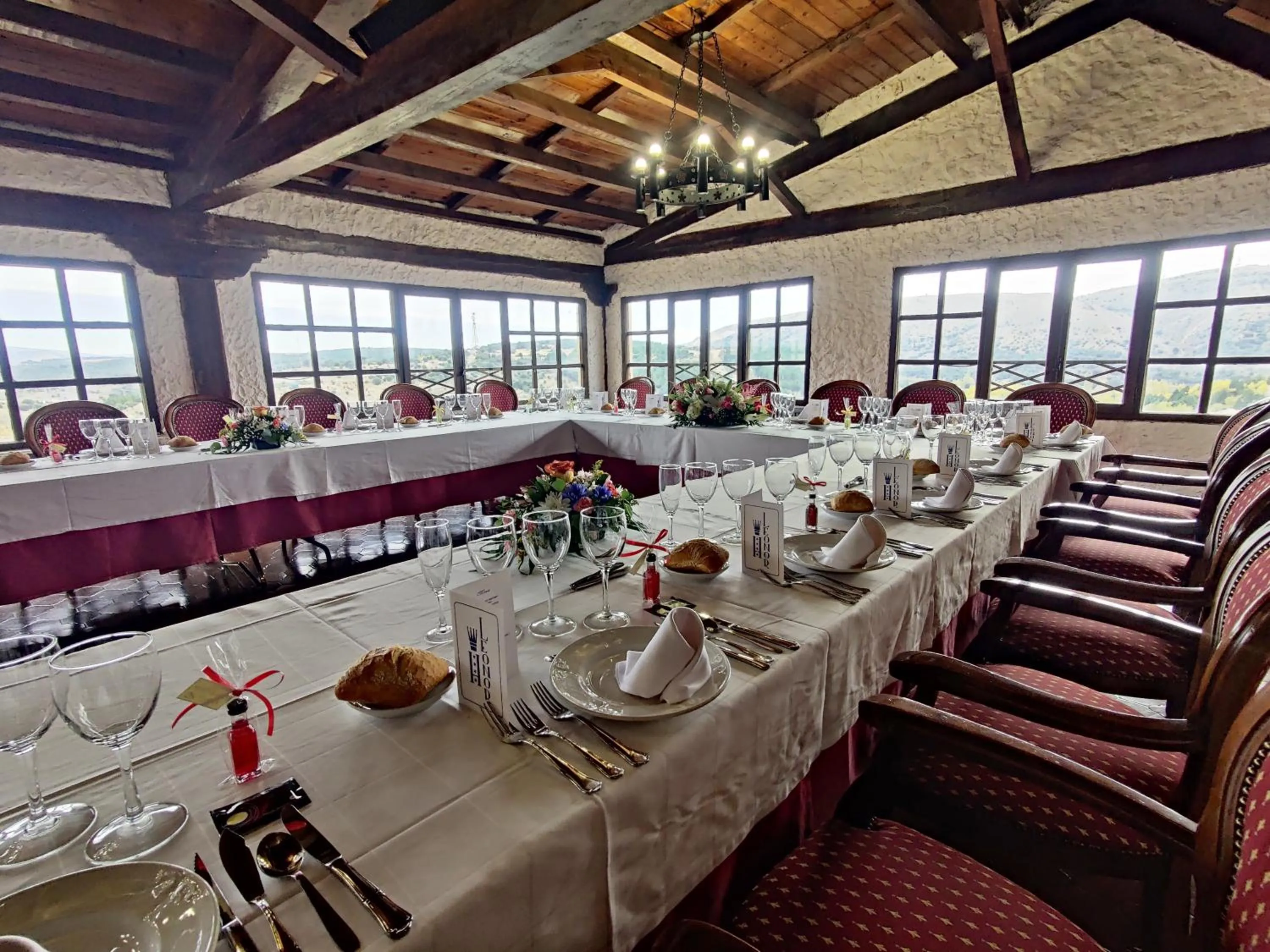 Restaurant/places to eat in Hotel Leonor Mirón