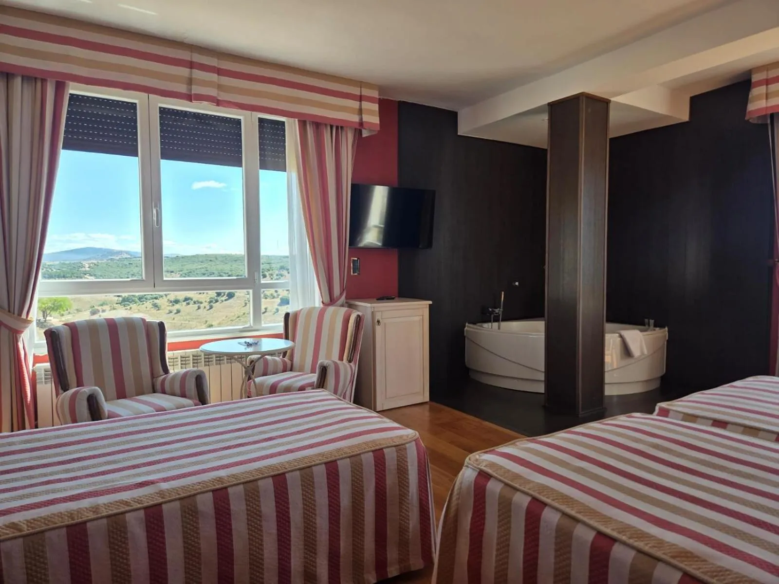 Hot Tub, Bed in Hotel Leonor Mirón