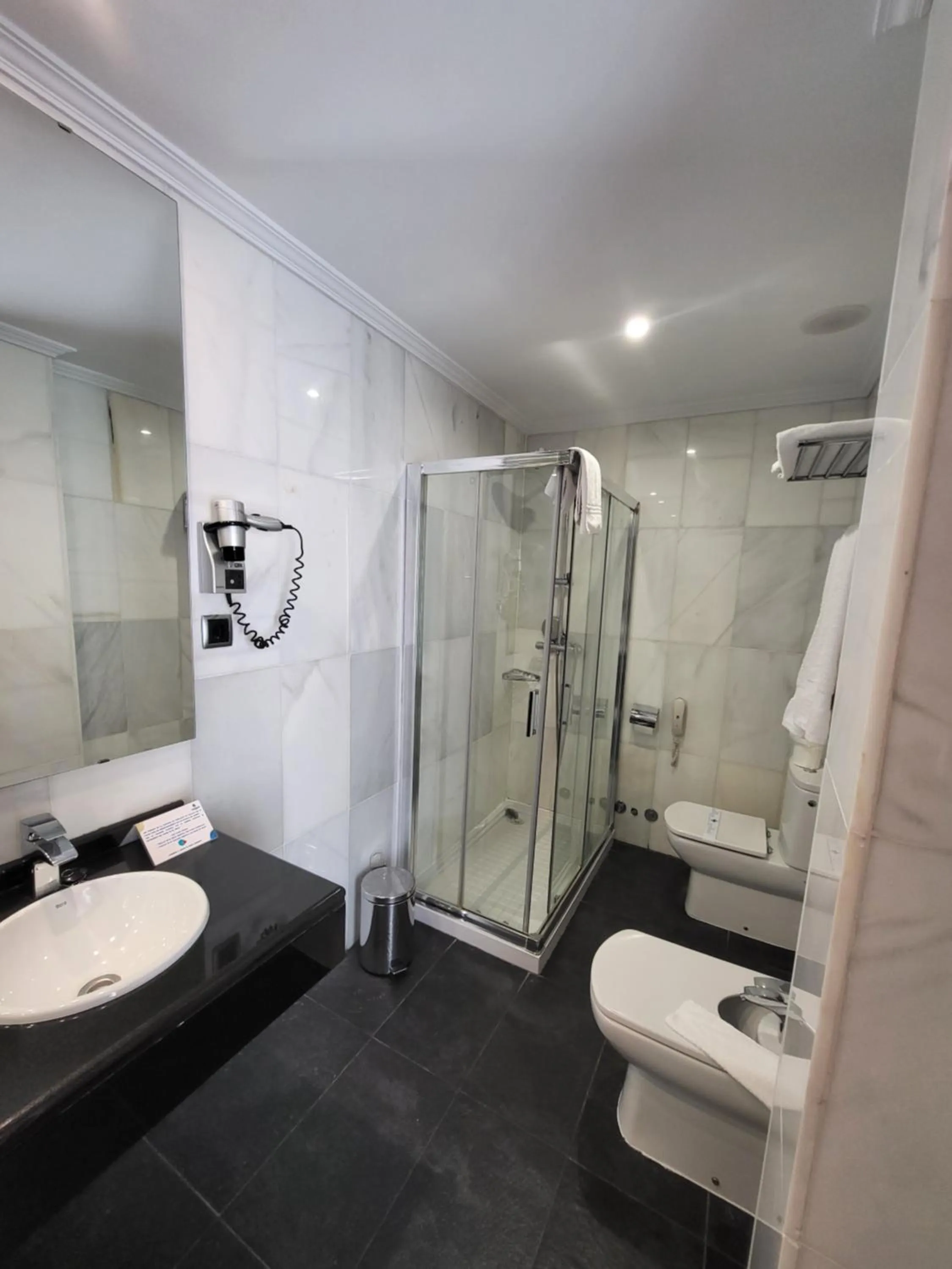 Bathroom in Hotel Leonor Mirón