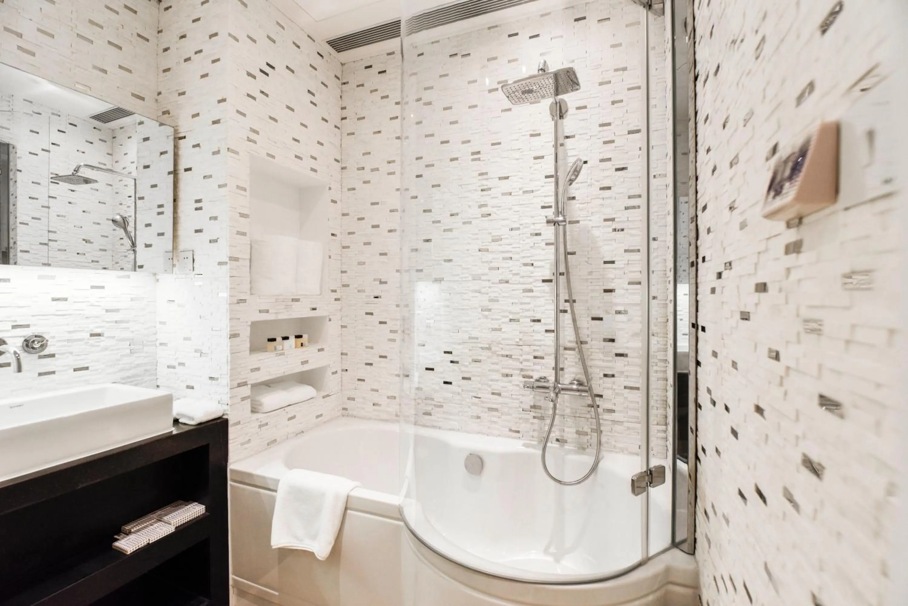 Bath in The Clouds Apartment