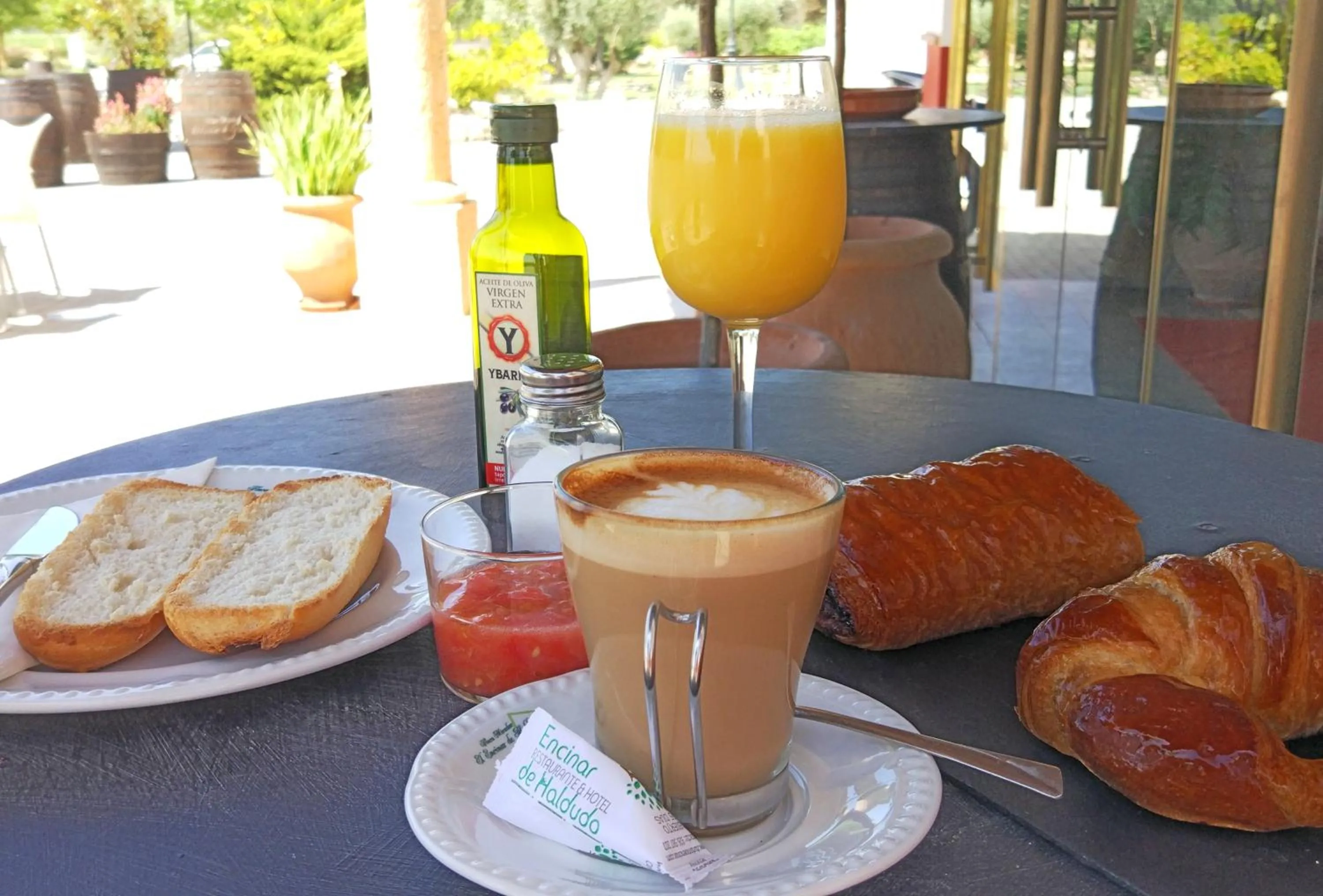 Continental breakfast in Finca El Encinar