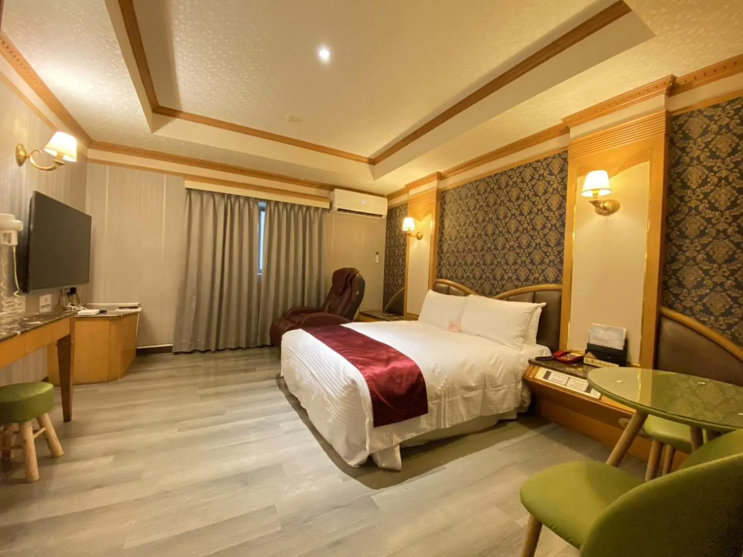 Massage, Bed in I Live Motel