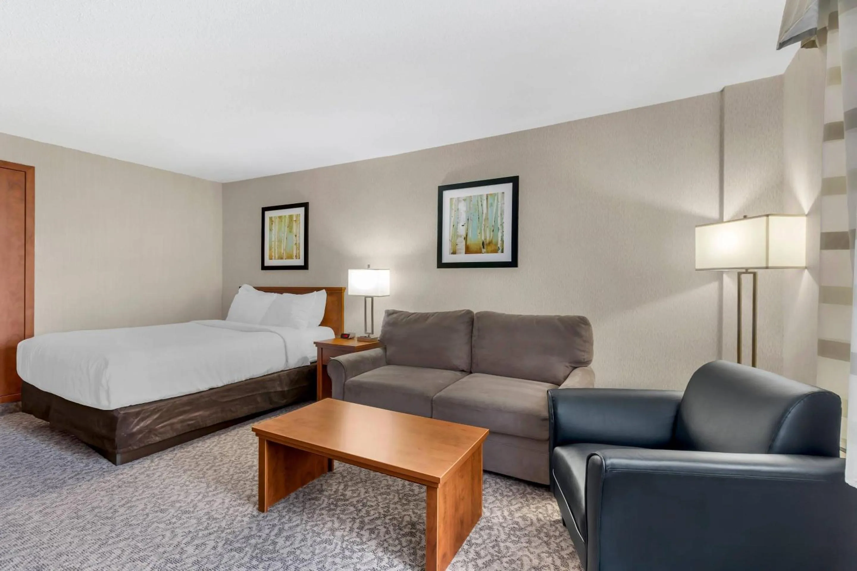 Bedroom, Bed in Clarion Hotel & Suites