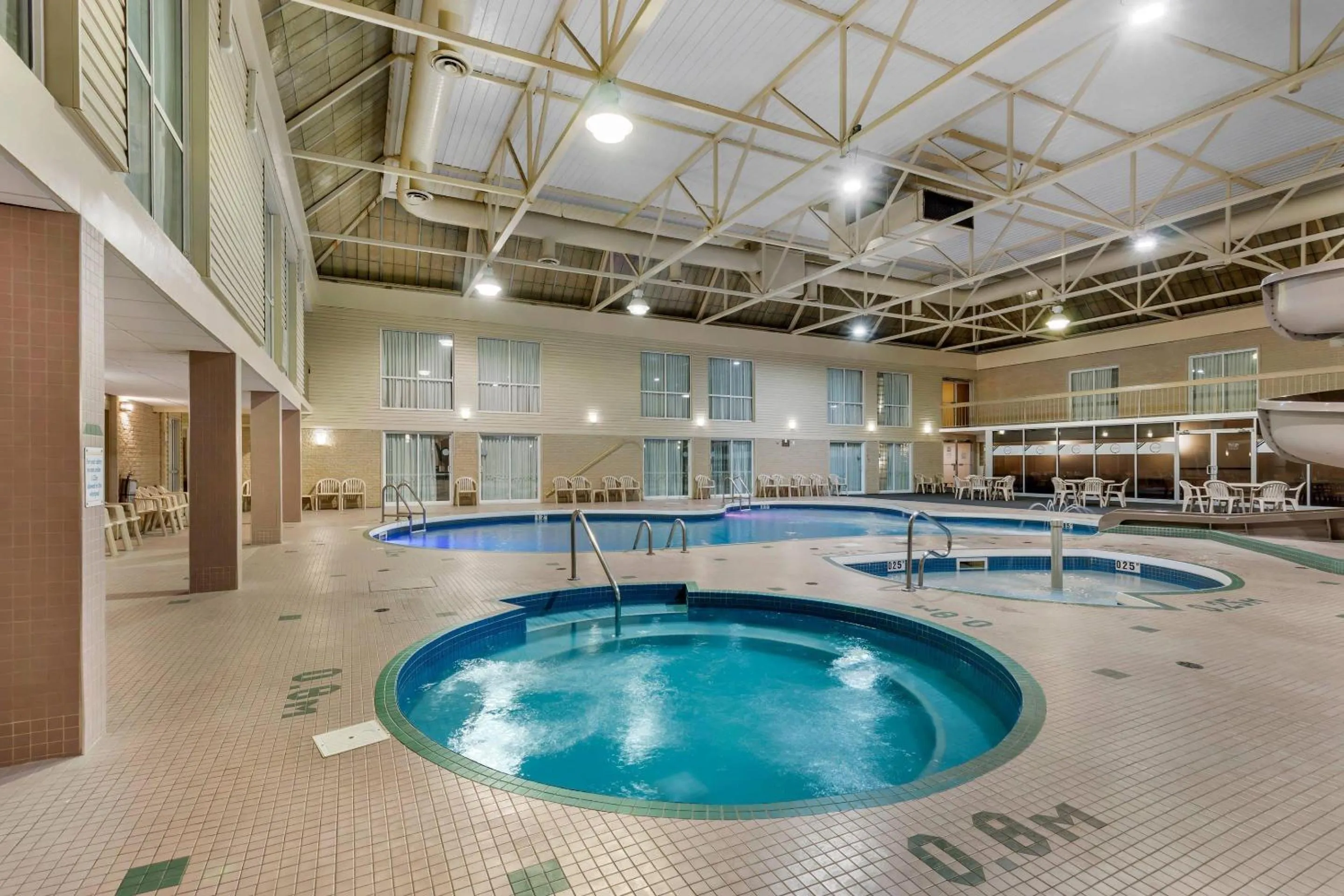 Swimming pool in Clarion Hotel & Suites