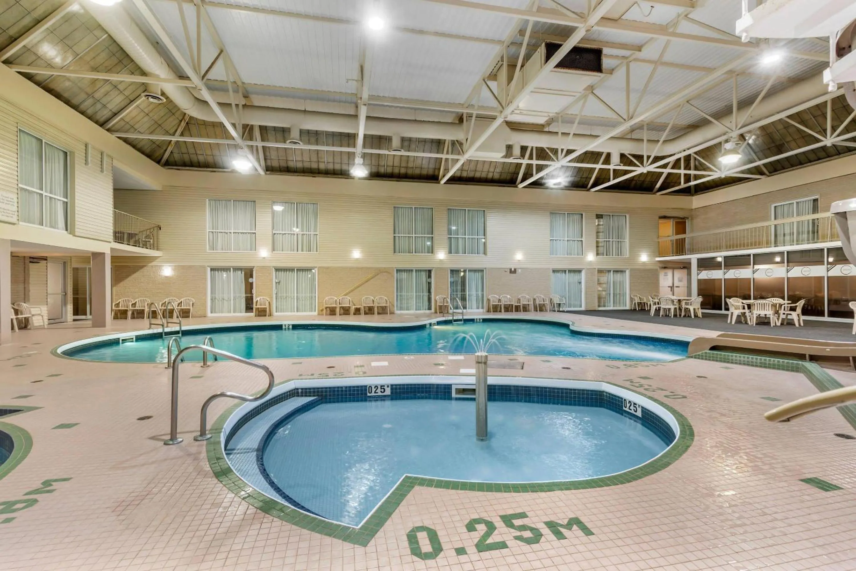 Swimming pool in Clarion Hotel & Suites