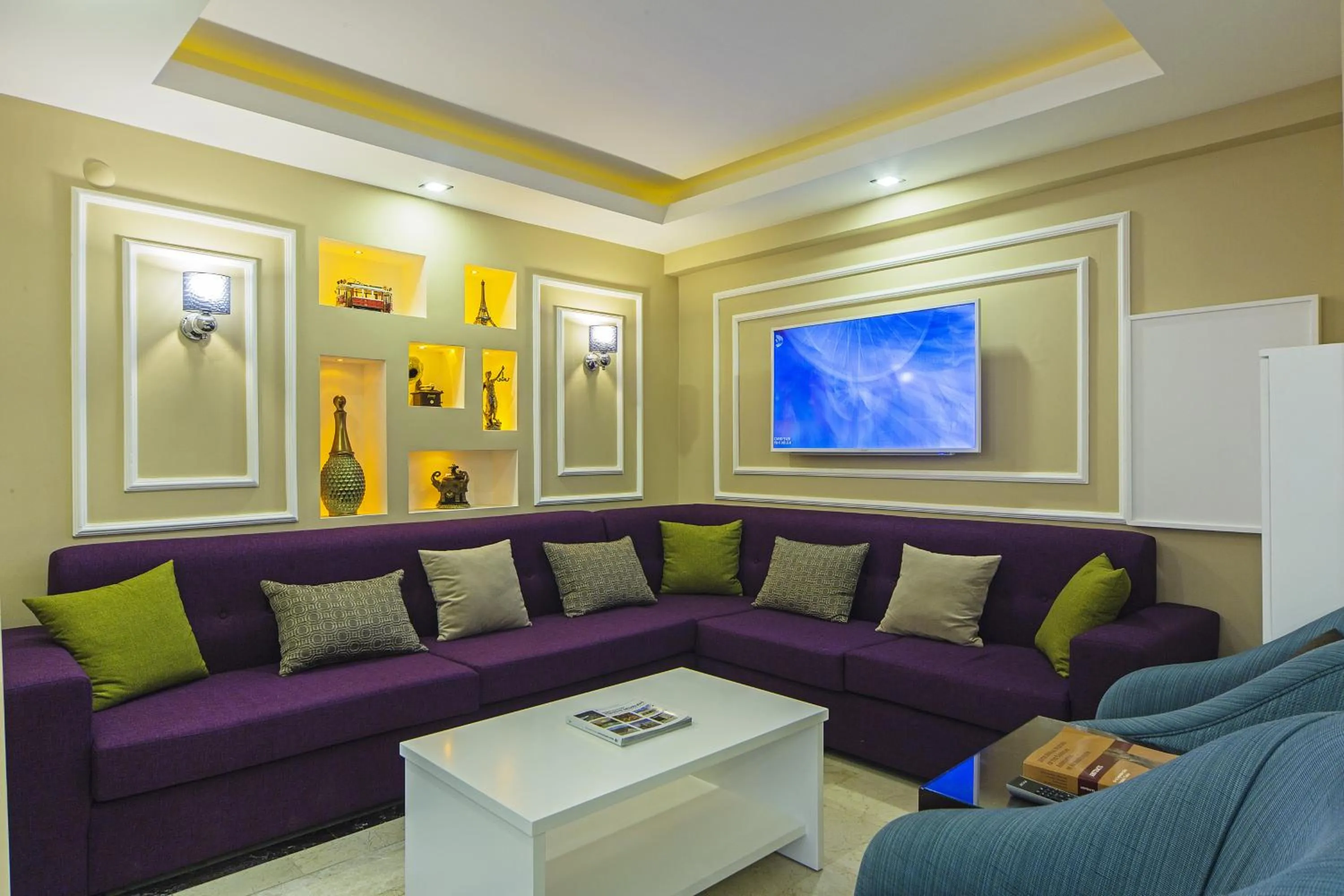 Communal lounge/ TV room in Pera Arya Hotel