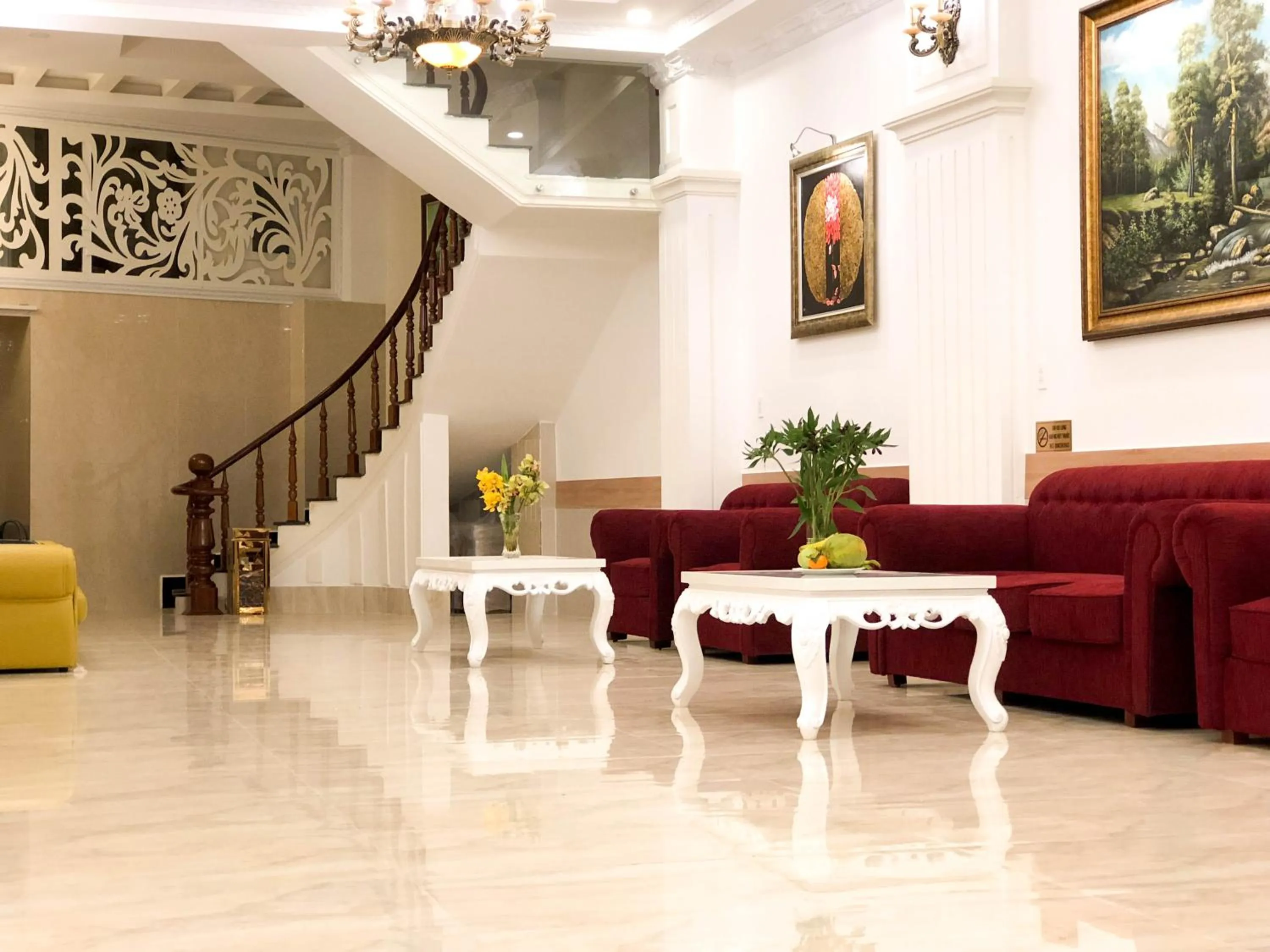 Communal lounge/ TV room in Hana Dalat Hotel