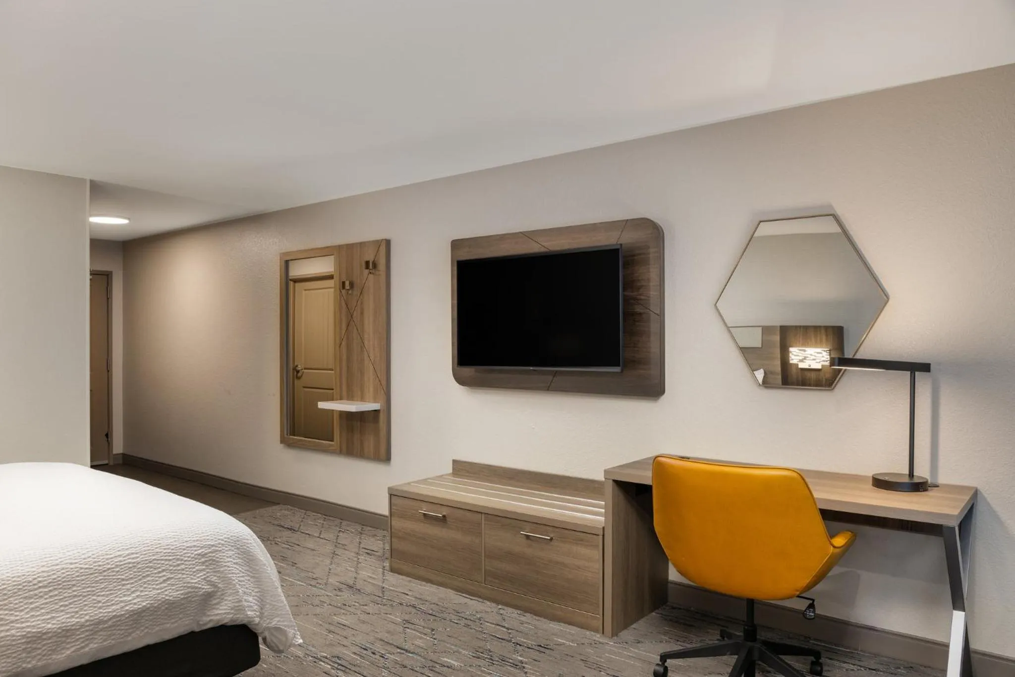 Photo of the whole room, Bed in Holiday Inn Express & Suites - Green Bay East by IHG