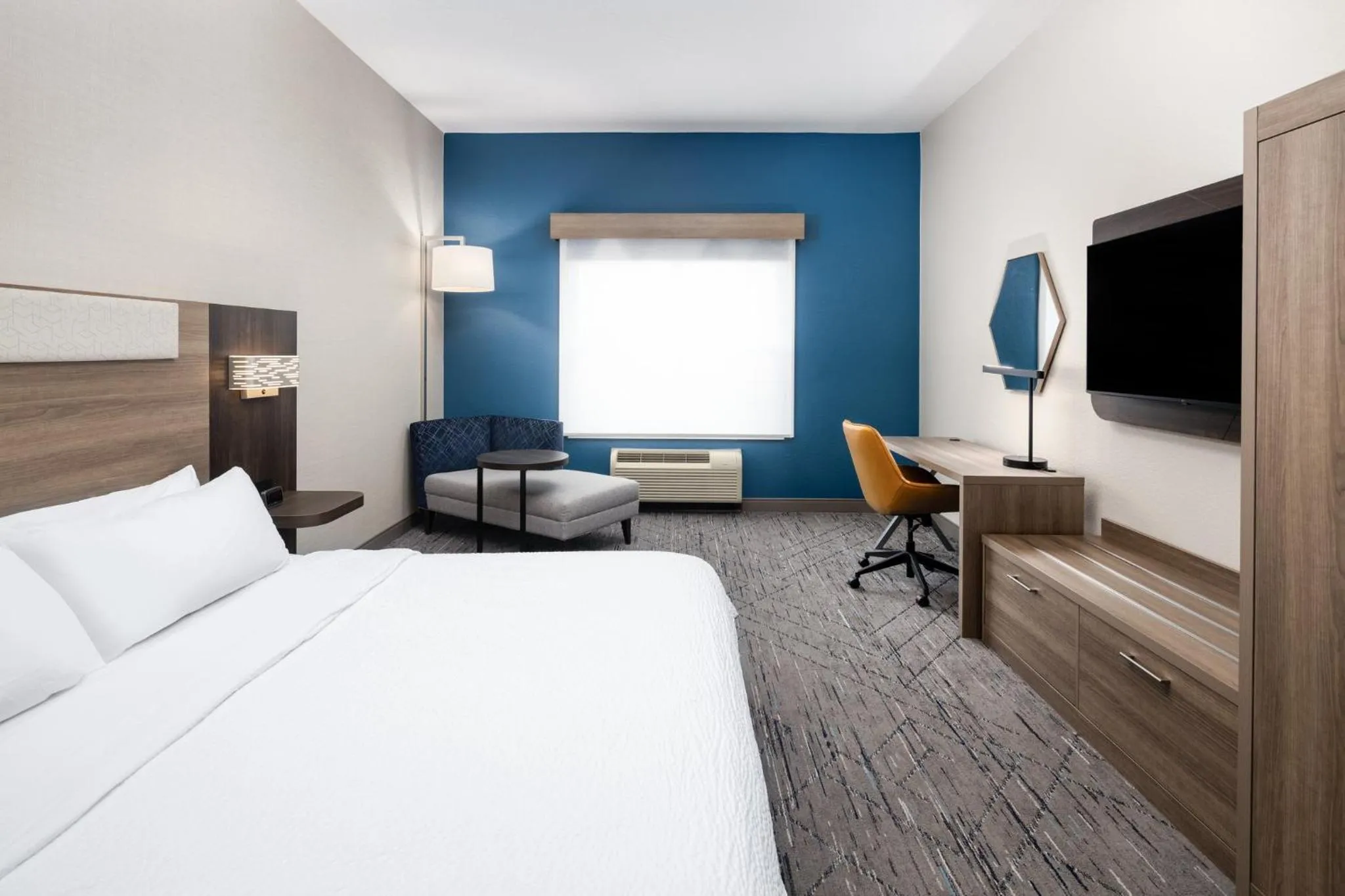 Photo of the whole room, Bed in Holiday Inn Express & Suites - Green Bay East by IHG