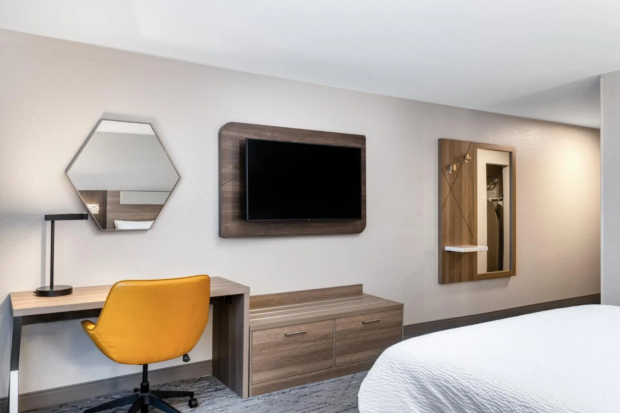 Photo of the whole room, Bed in Holiday Inn Express & Suites - Green Bay East by IHG