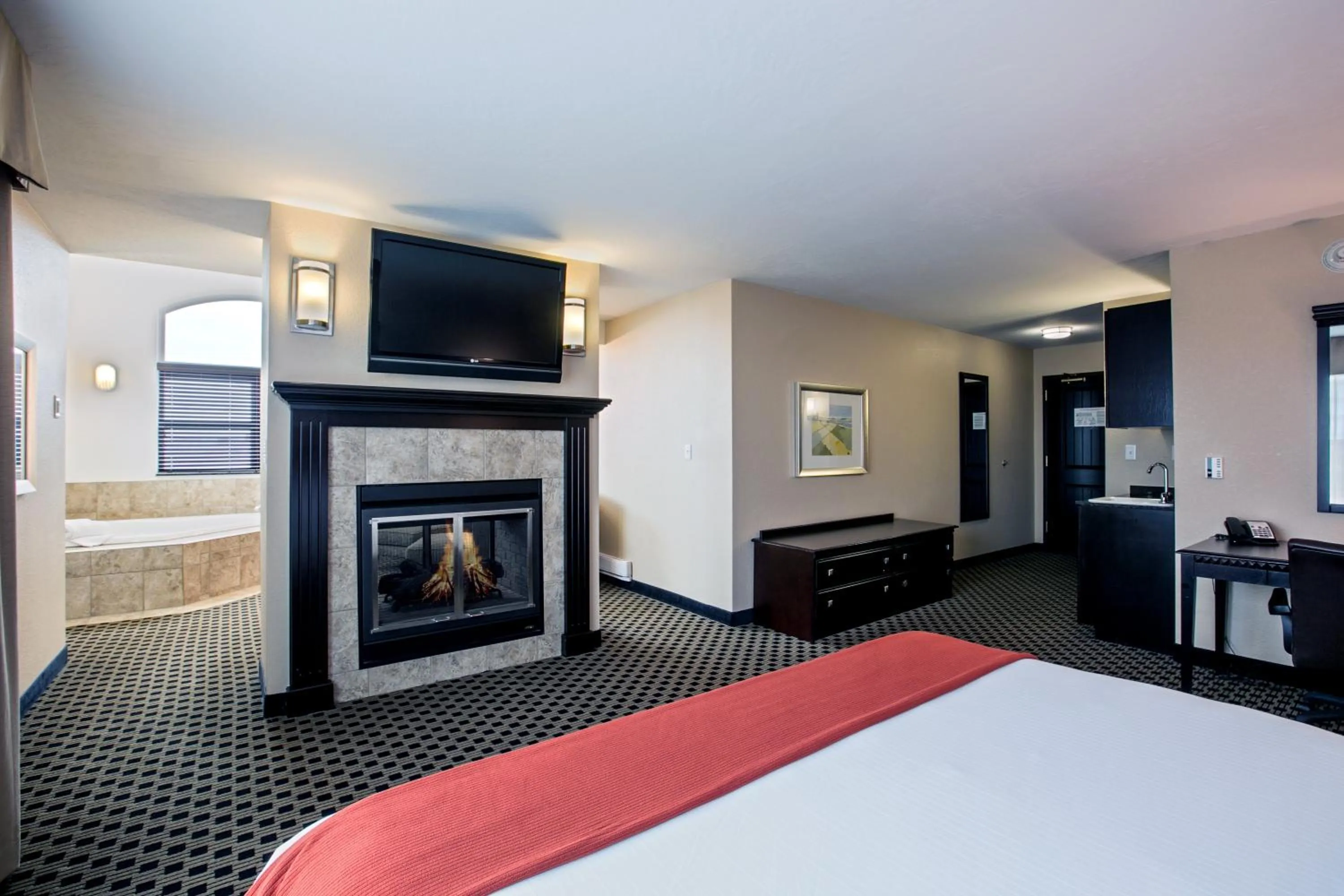 Photo of the whole room, Bed in Holiday Inn Express & Suites - Green Bay East by IHG