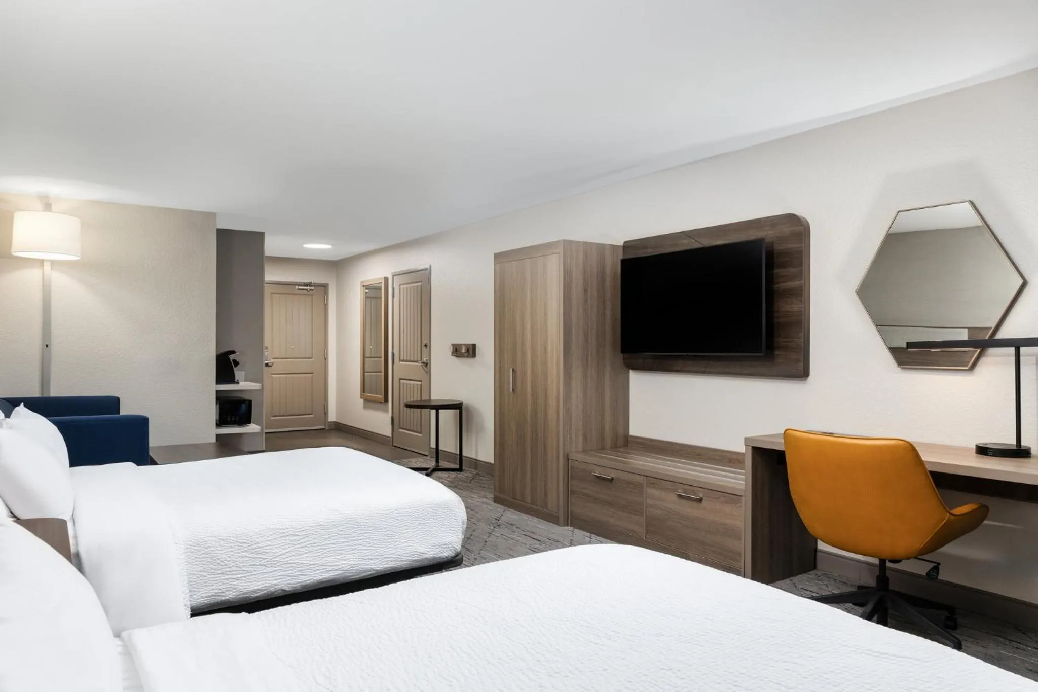 Photo of the whole room, Bed in Holiday Inn Express & Suites - Green Bay East by IHG