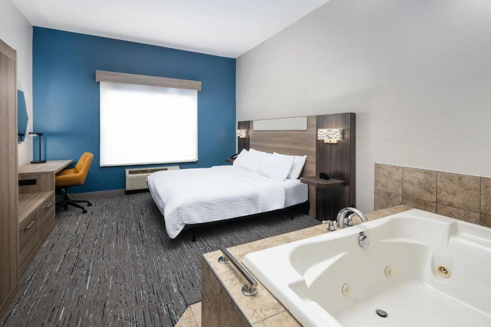 King Room with Jetted Tub in Holiday Inn Express & Suites - Green Bay East by IHG King Room with Jetted Tub in Holiday Inn Express & Suites - Green Bay East by IHG