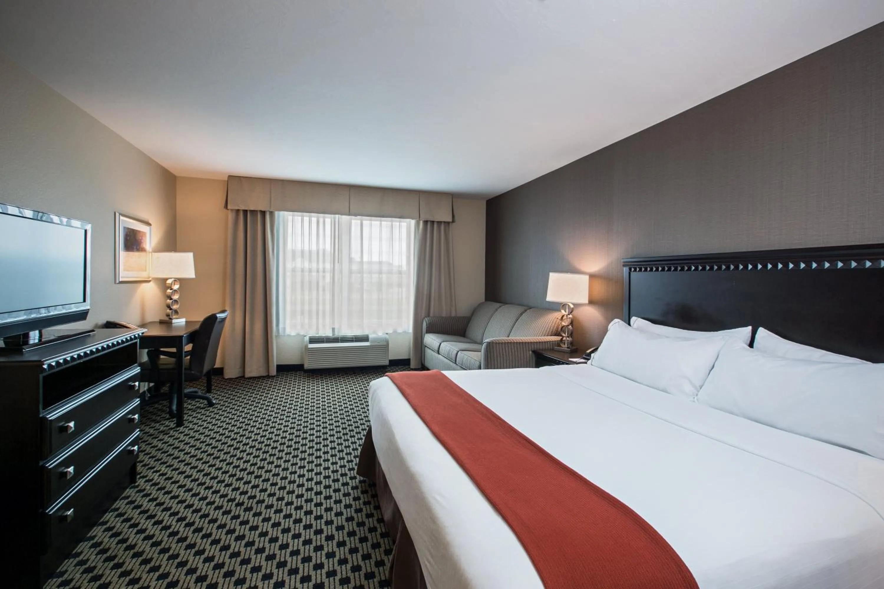 Photo of the whole room, Bed in Holiday Inn Express & Suites - Green Bay East by IHG