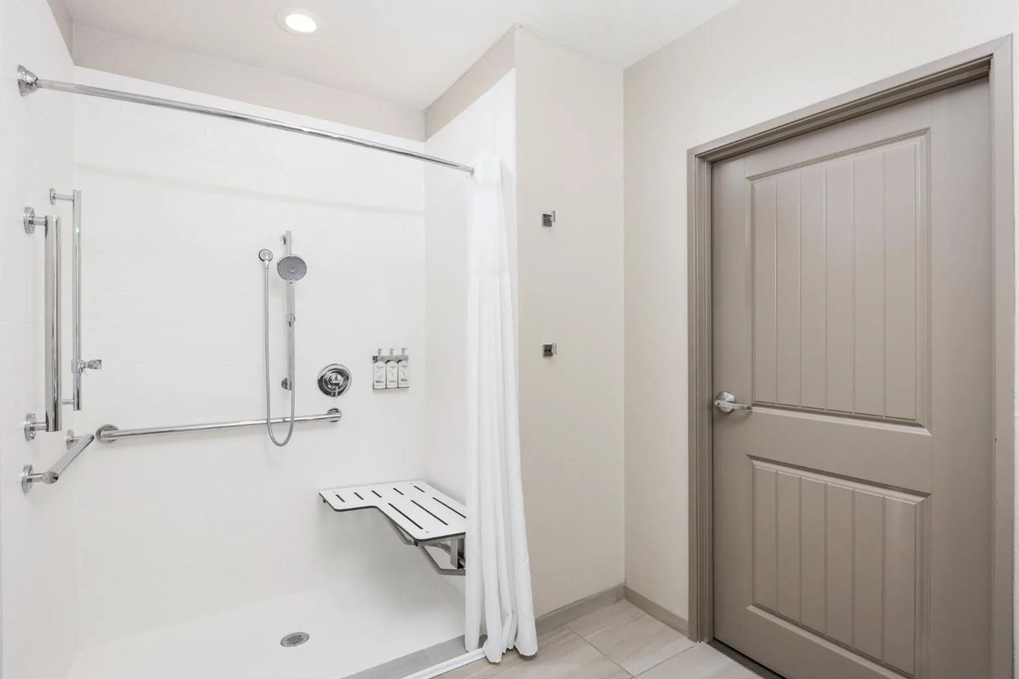 Photo of the whole room in Holiday Inn Express & Suites - Green Bay East by IHG