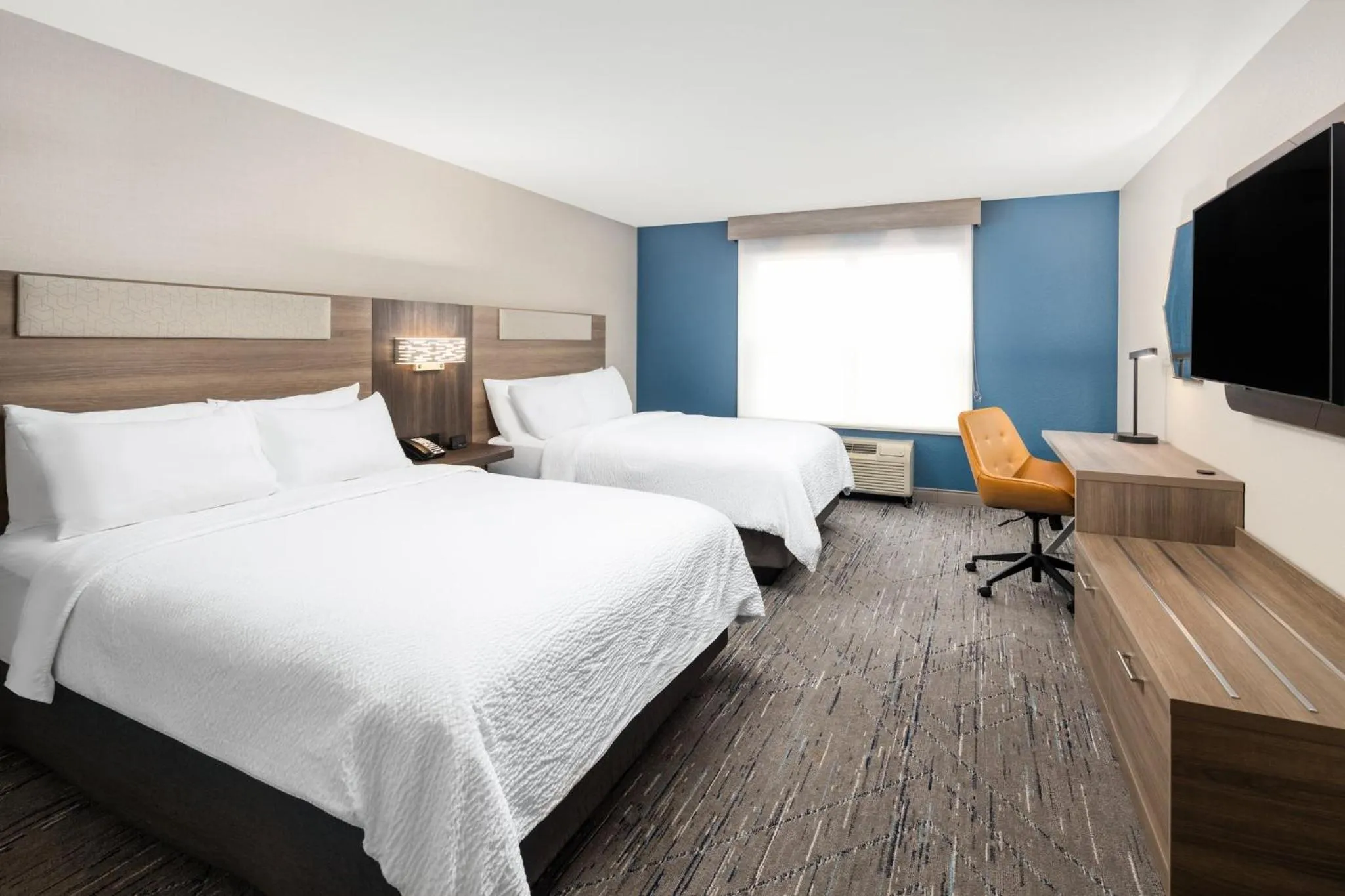 Photo of the whole room, Bed in Holiday Inn Express & Suites - Green Bay East by IHG