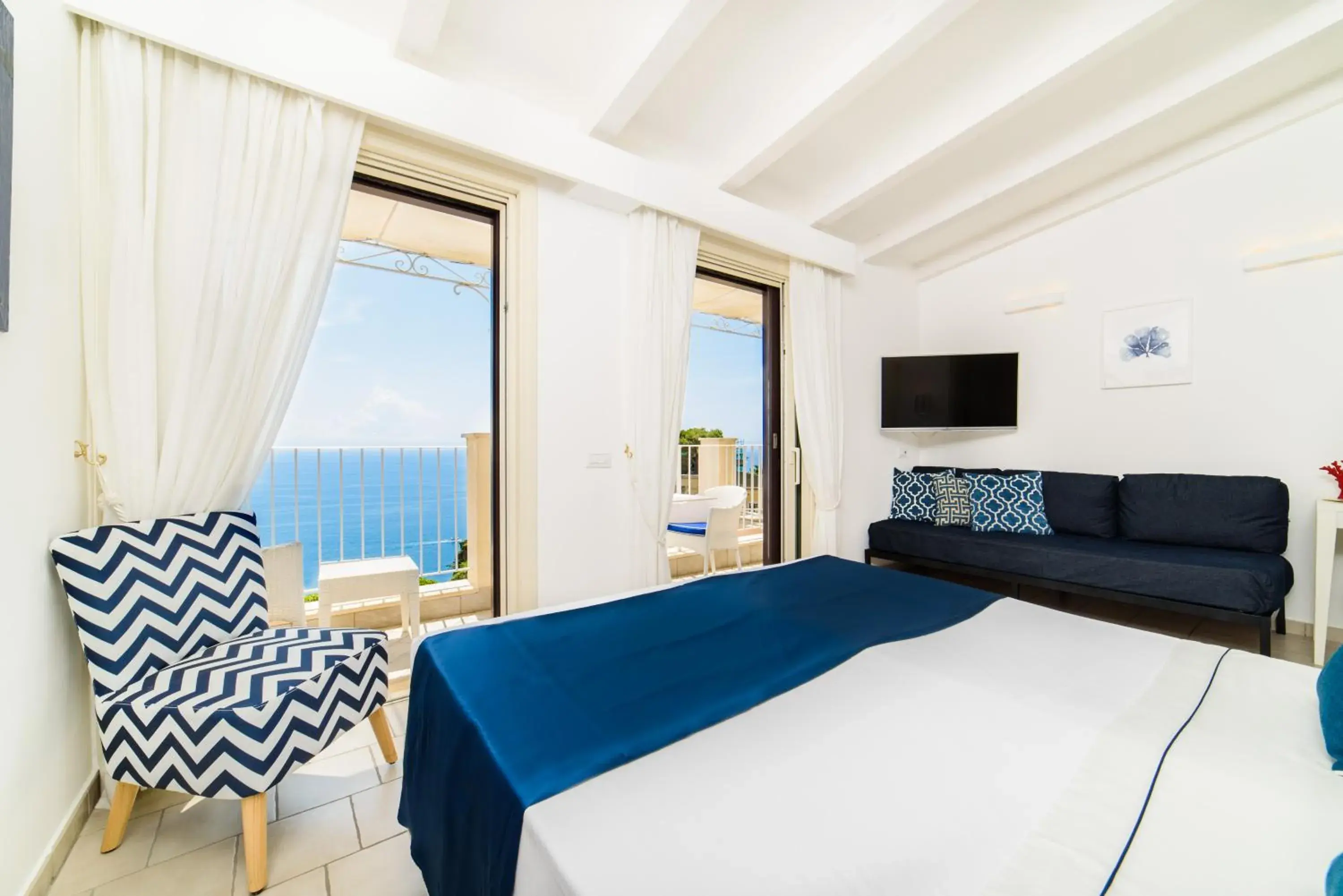 Junior Suite with Terrace and Sea View in Residenza Al Pesce D'Oro Junior Suite with Terrace and Sea View in Residenza Al Pesce D'Oro