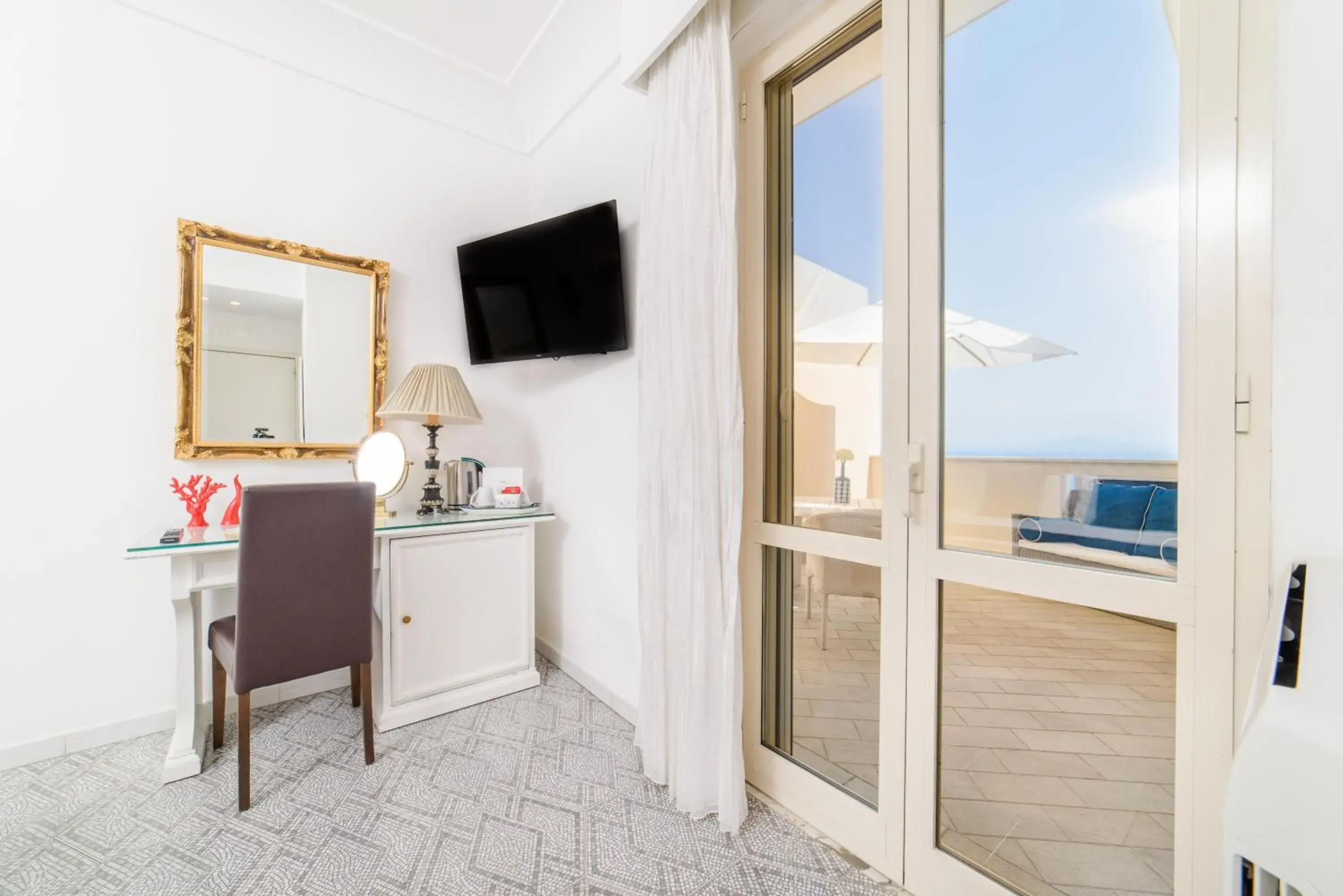 Deluxe Double Room with Terrace and Sea view in Residenza Al Pesce D'Oro Deluxe Double Room with Terrace and Sea view in Residenza Al Pesce D'Oro