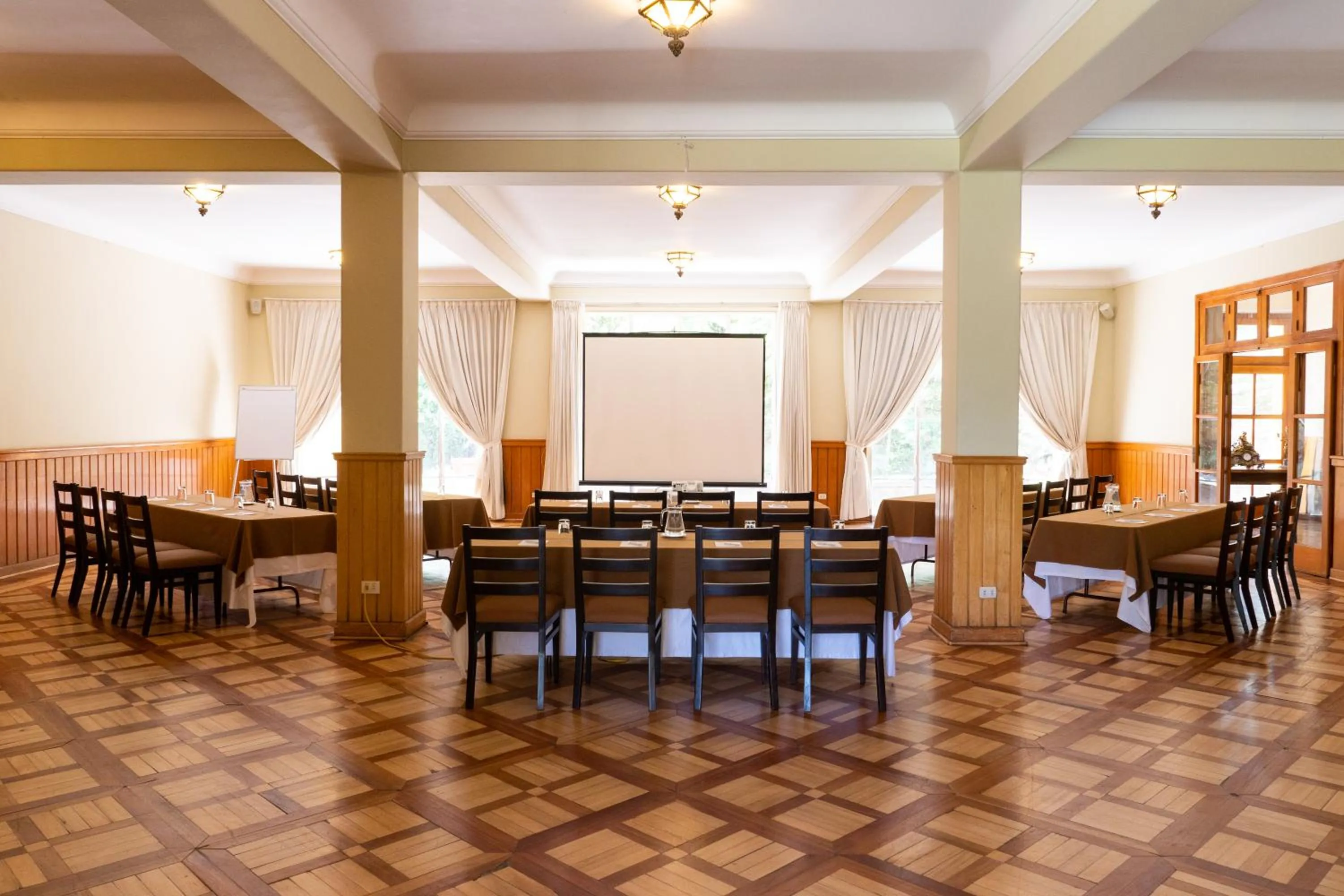 Meeting/conference room in LP Los Portales Hotel Tarma