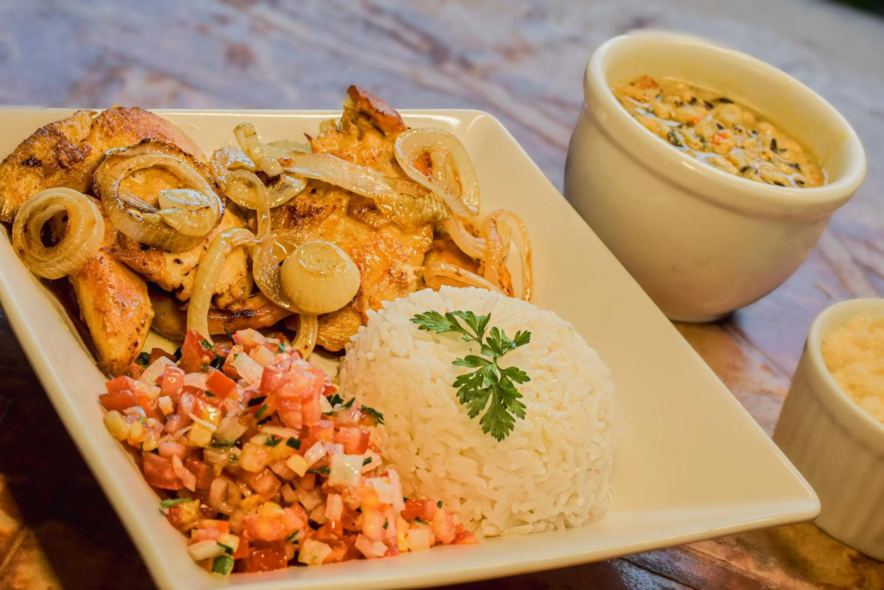 Restaurant/places to eat in Pousada Canto No Bosque