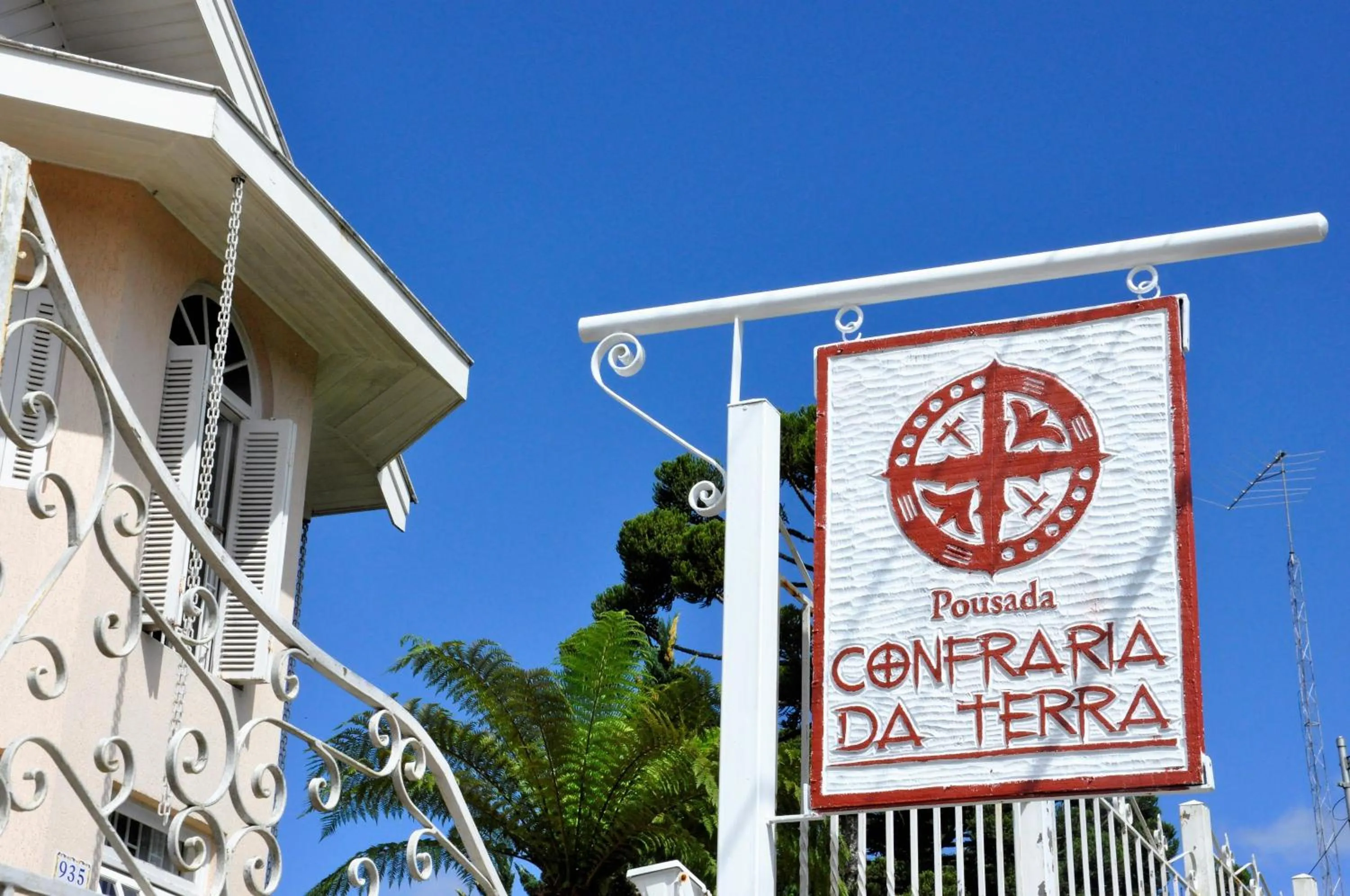 Property logo or sign in Pousada Confraria da Terra