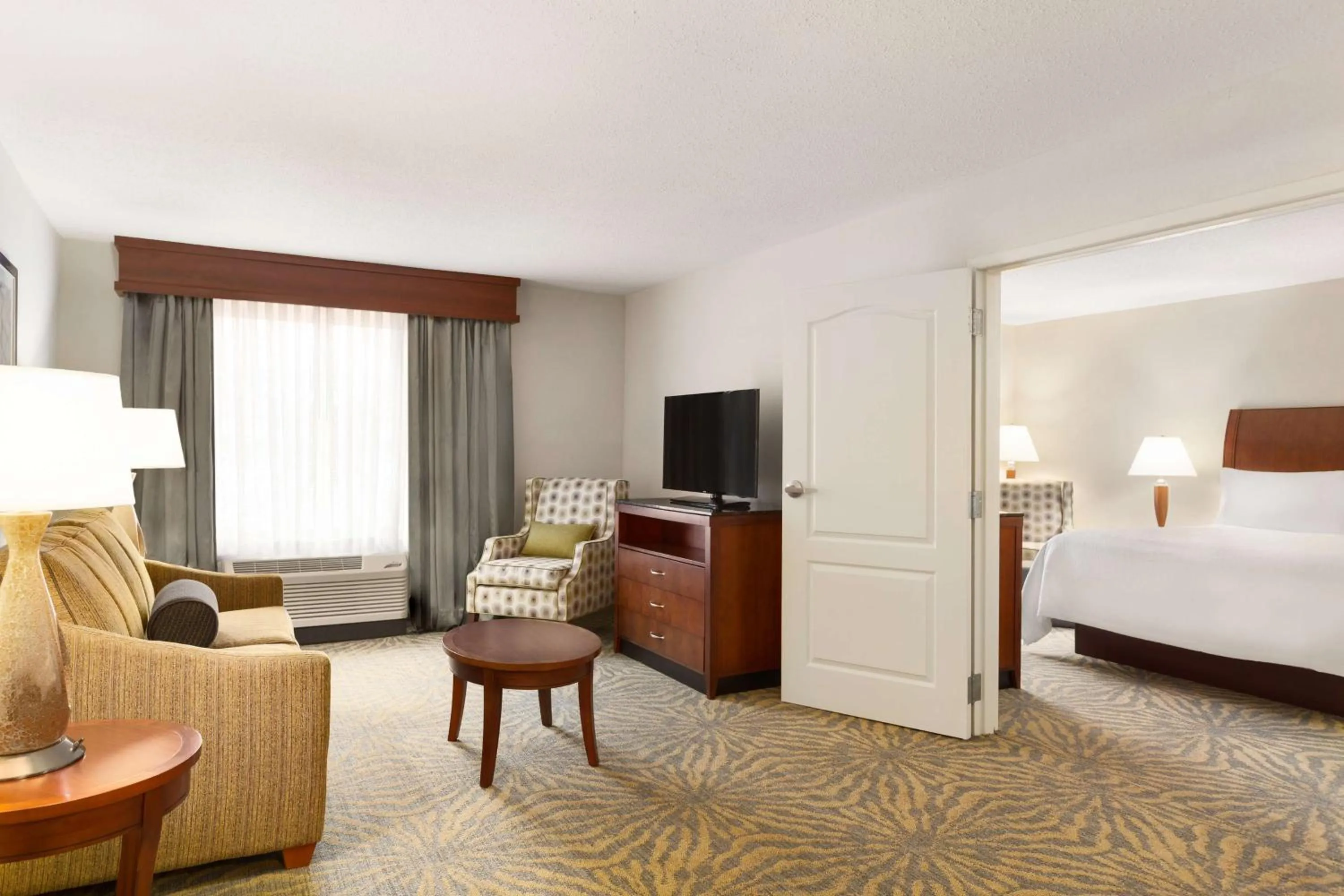 Living room, Bed in Hilton Garden Inn Shelton