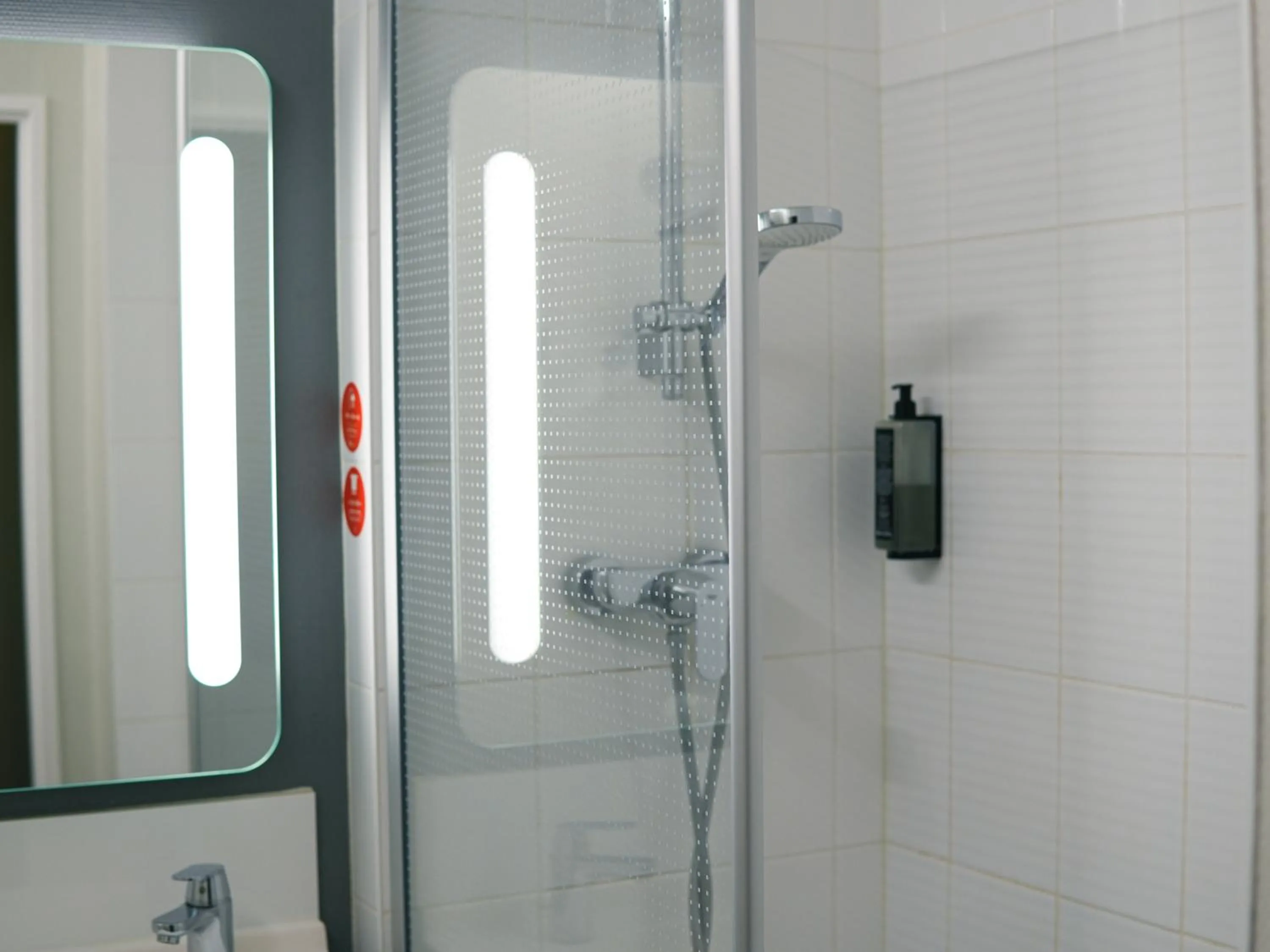 Bathroom in ibis Caen Porte d’Angleterre