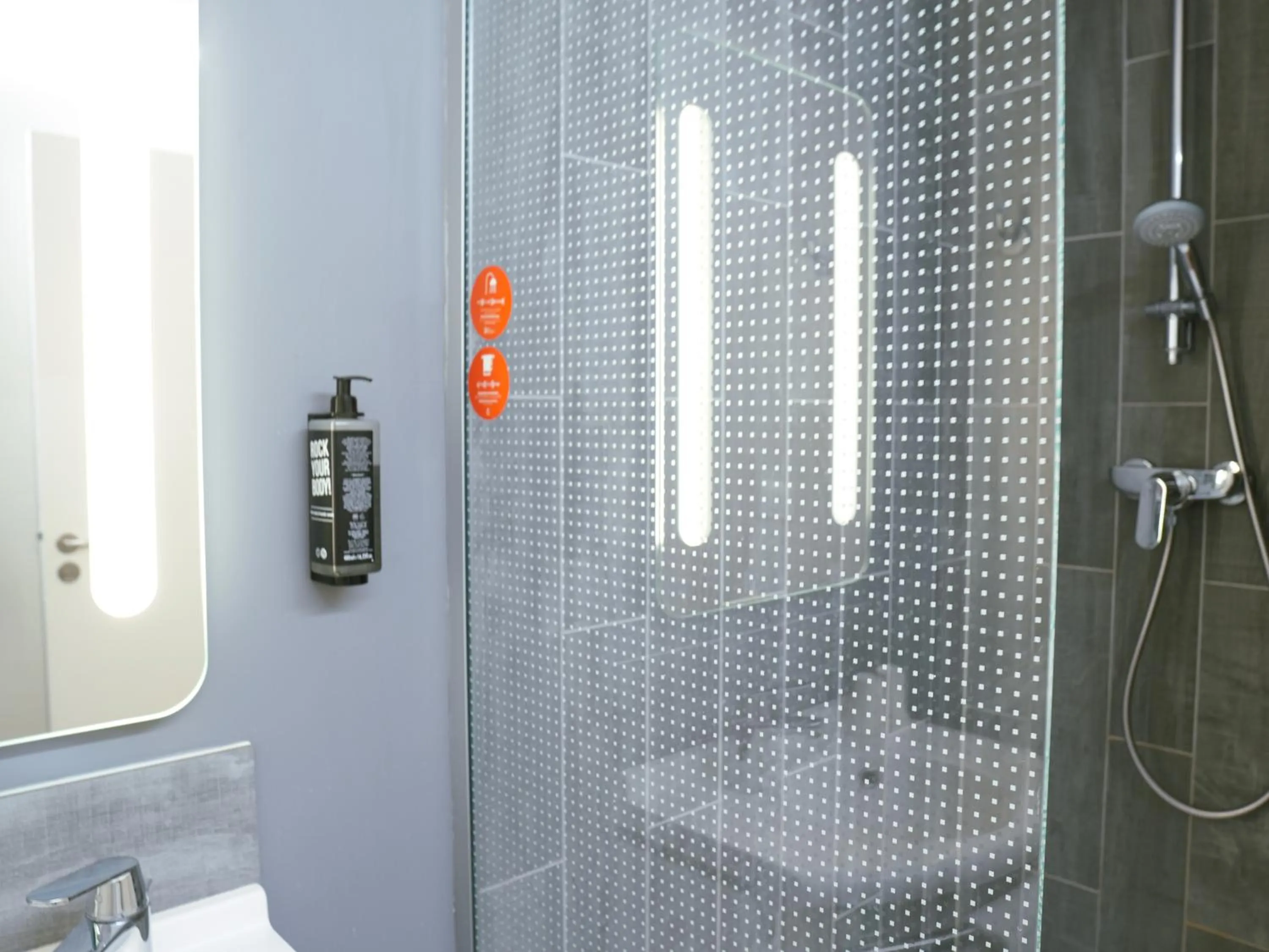 Bathroom in ibis Caen Porte d’Angleterre