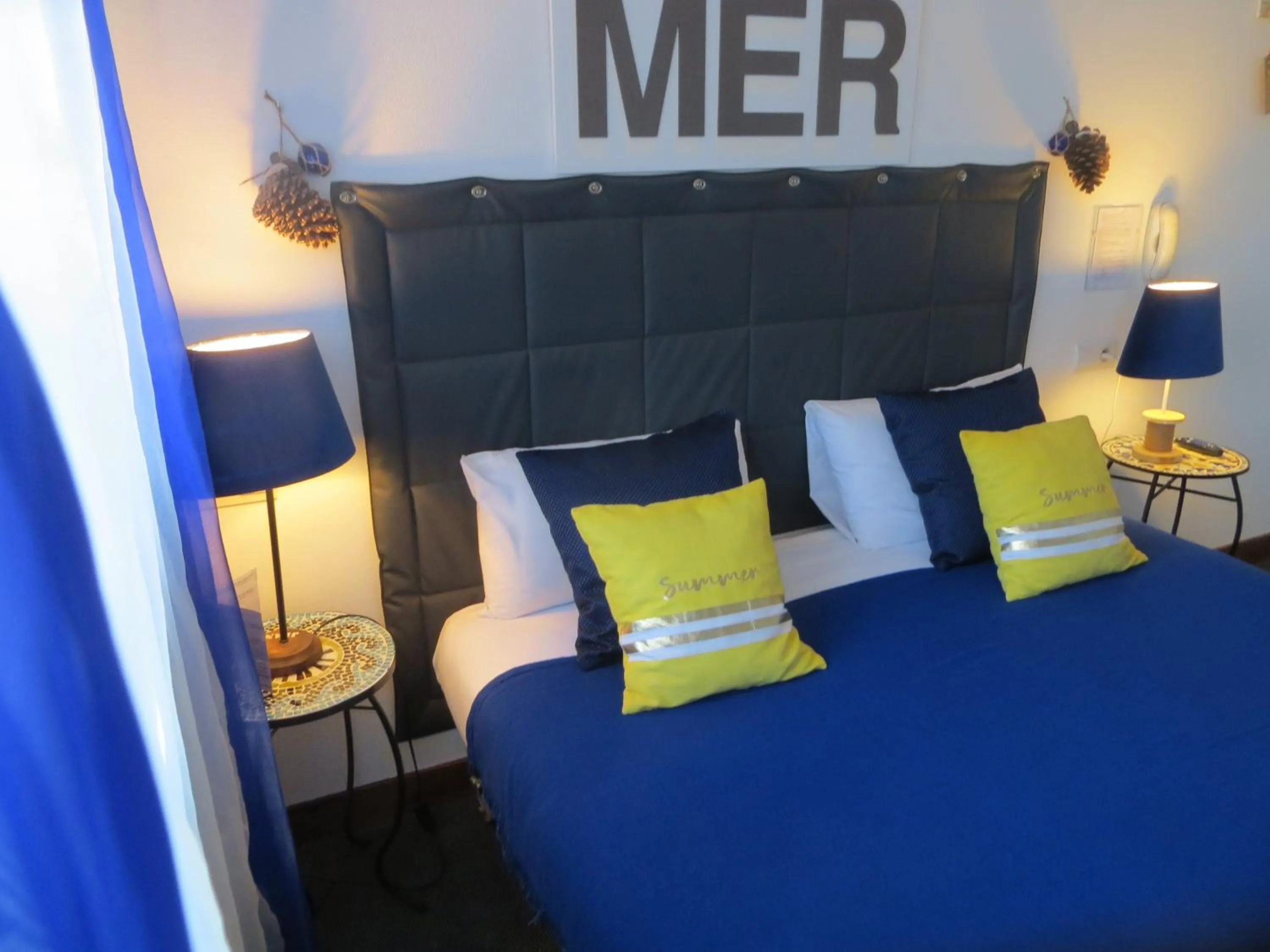 Bed in Hôtel Les Embruns Sables d'Olonne