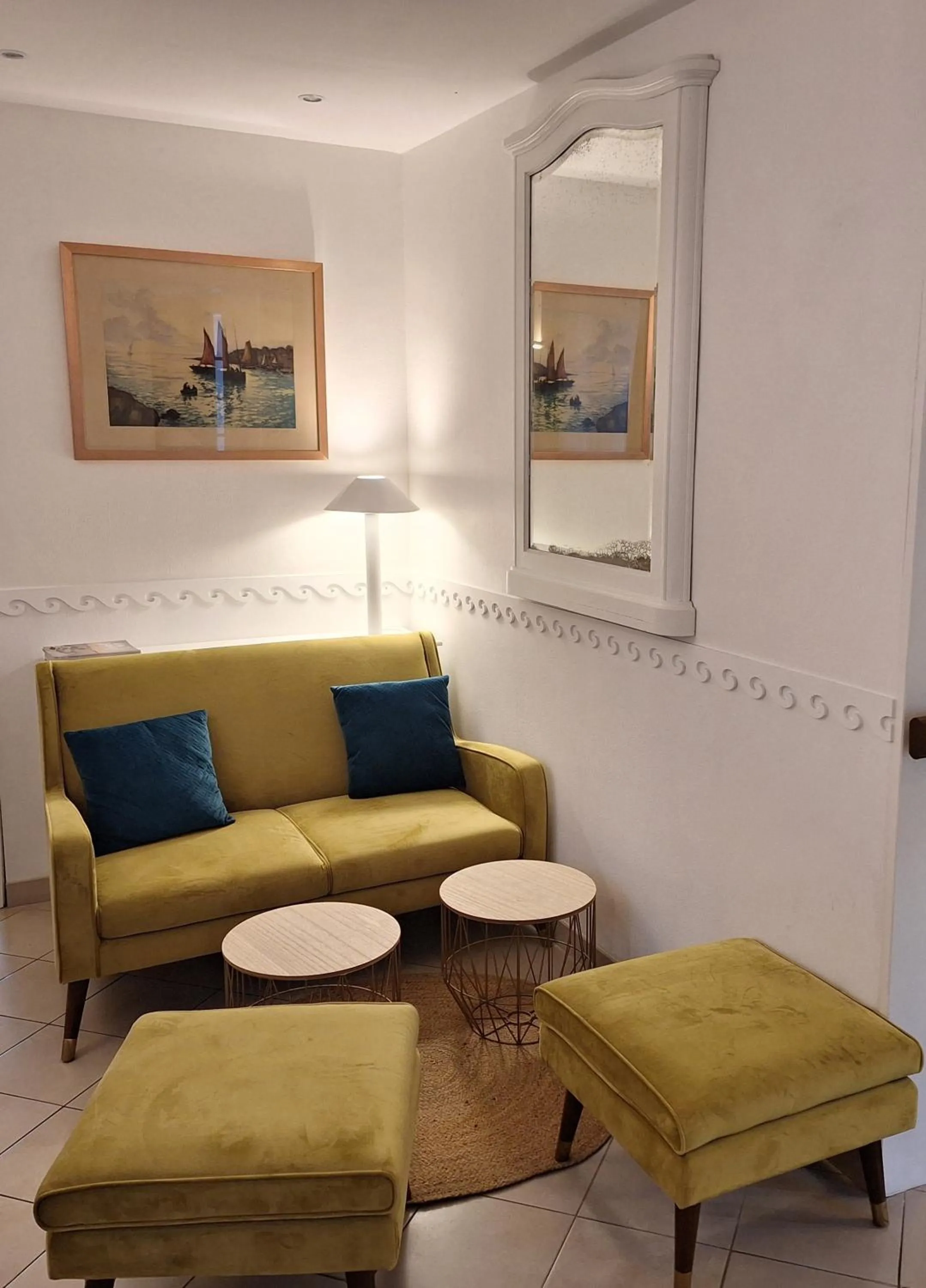 Lobby or reception in Hôtel Les Embruns Sables d'Olonne