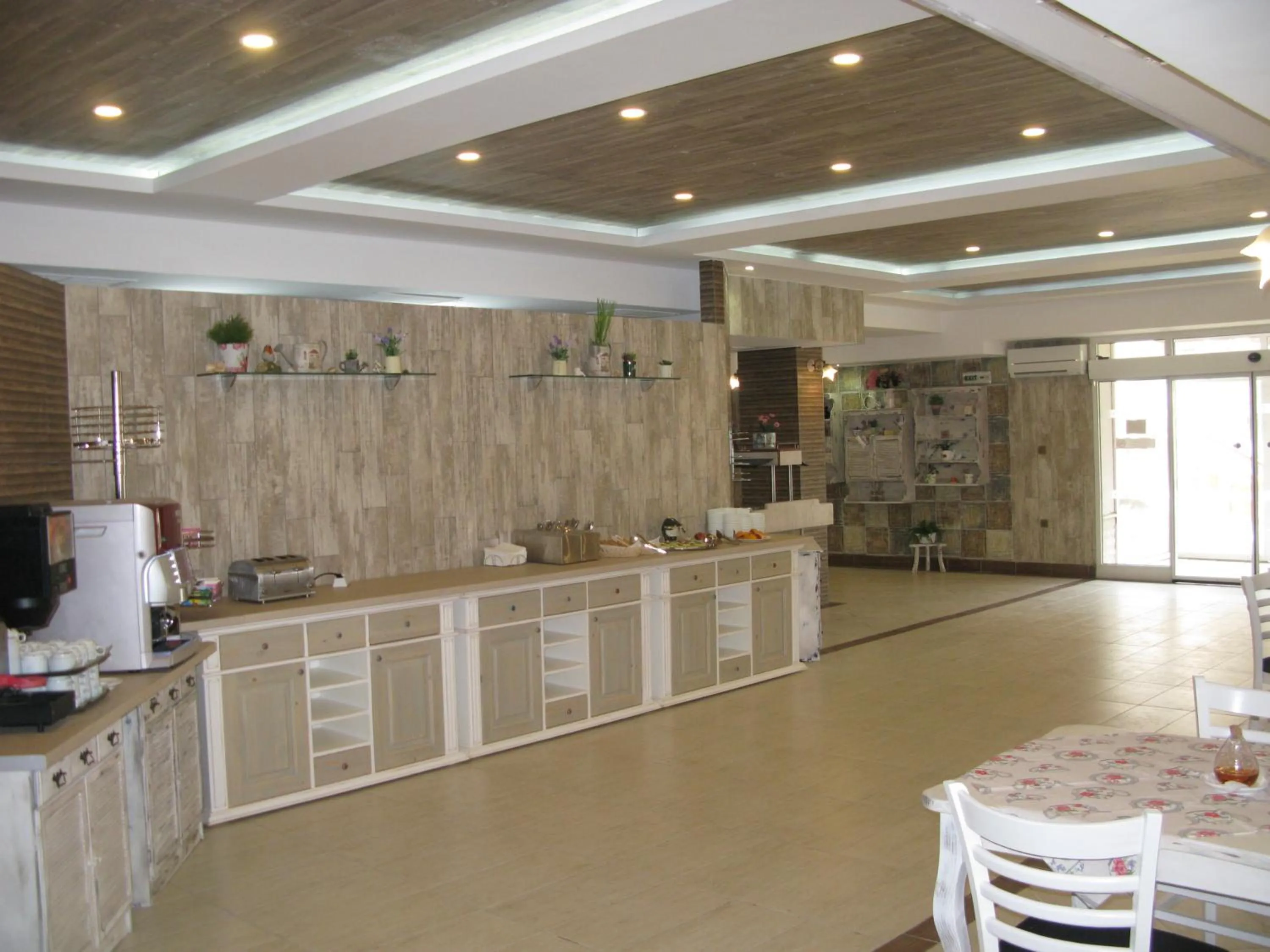 Restaurant/places to eat in Hotel Estreya Palace
