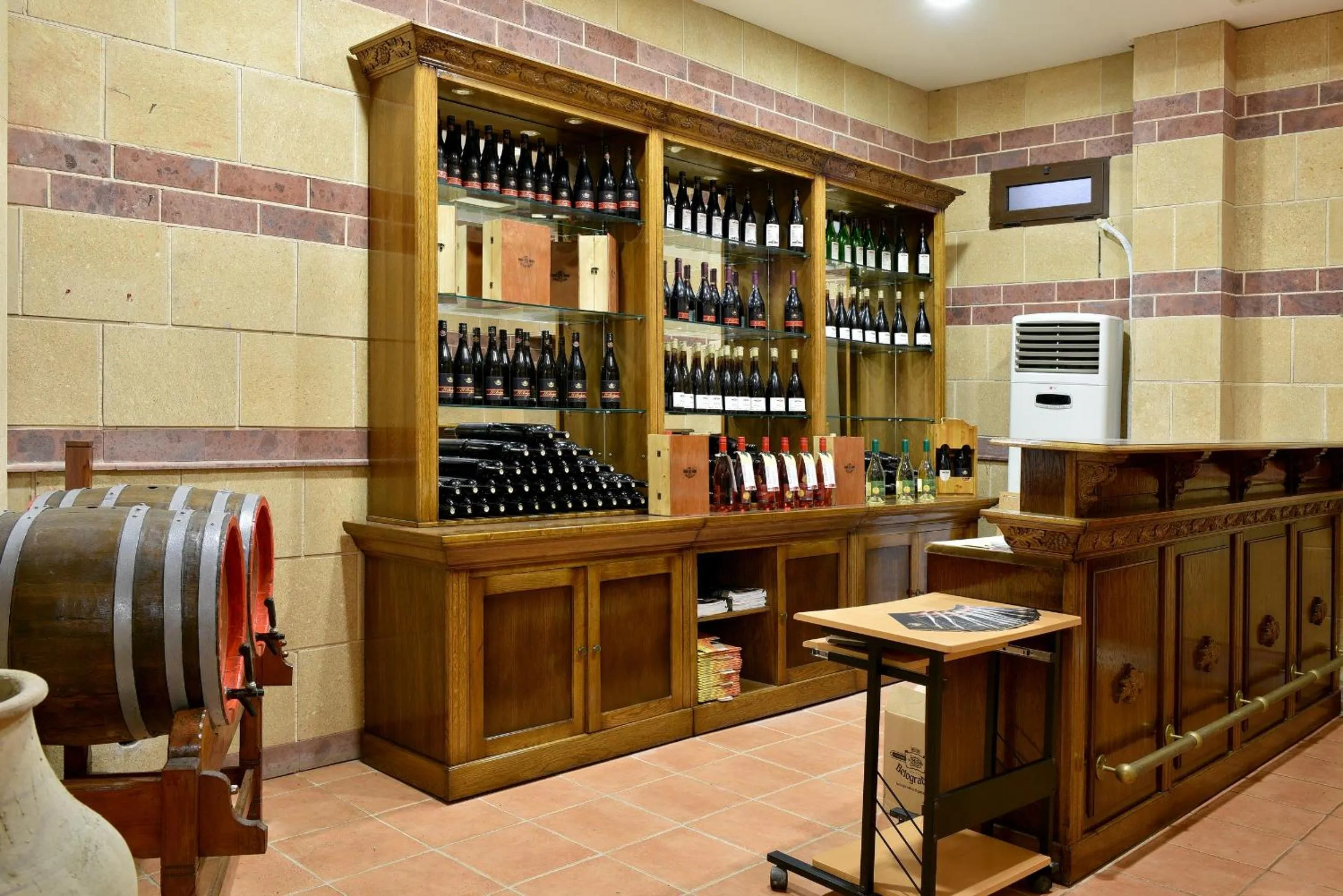 Restaurant/places to eat in Hotel Estreya Palace