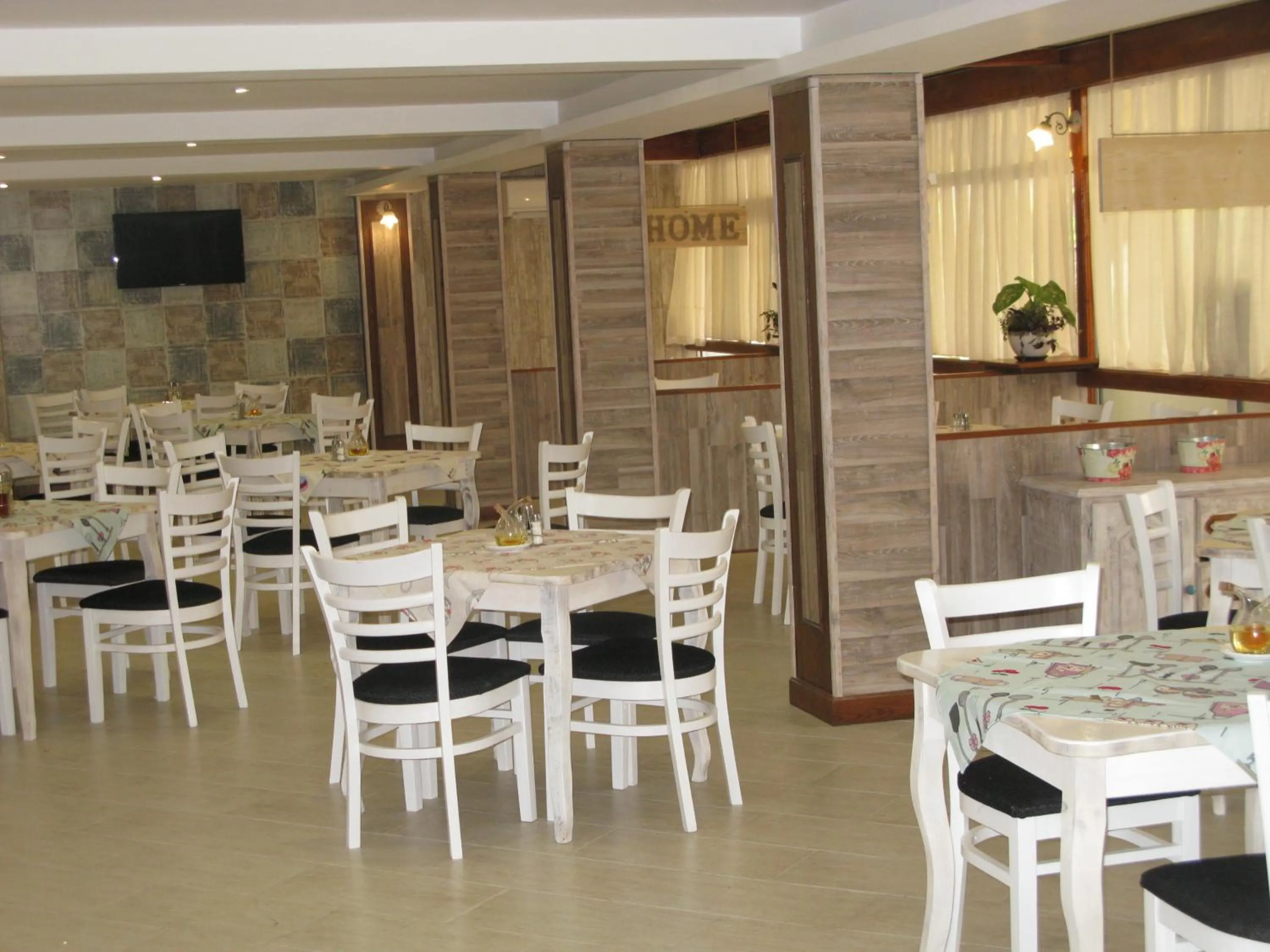 Restaurant/places to eat in Hotel Estreya Palace