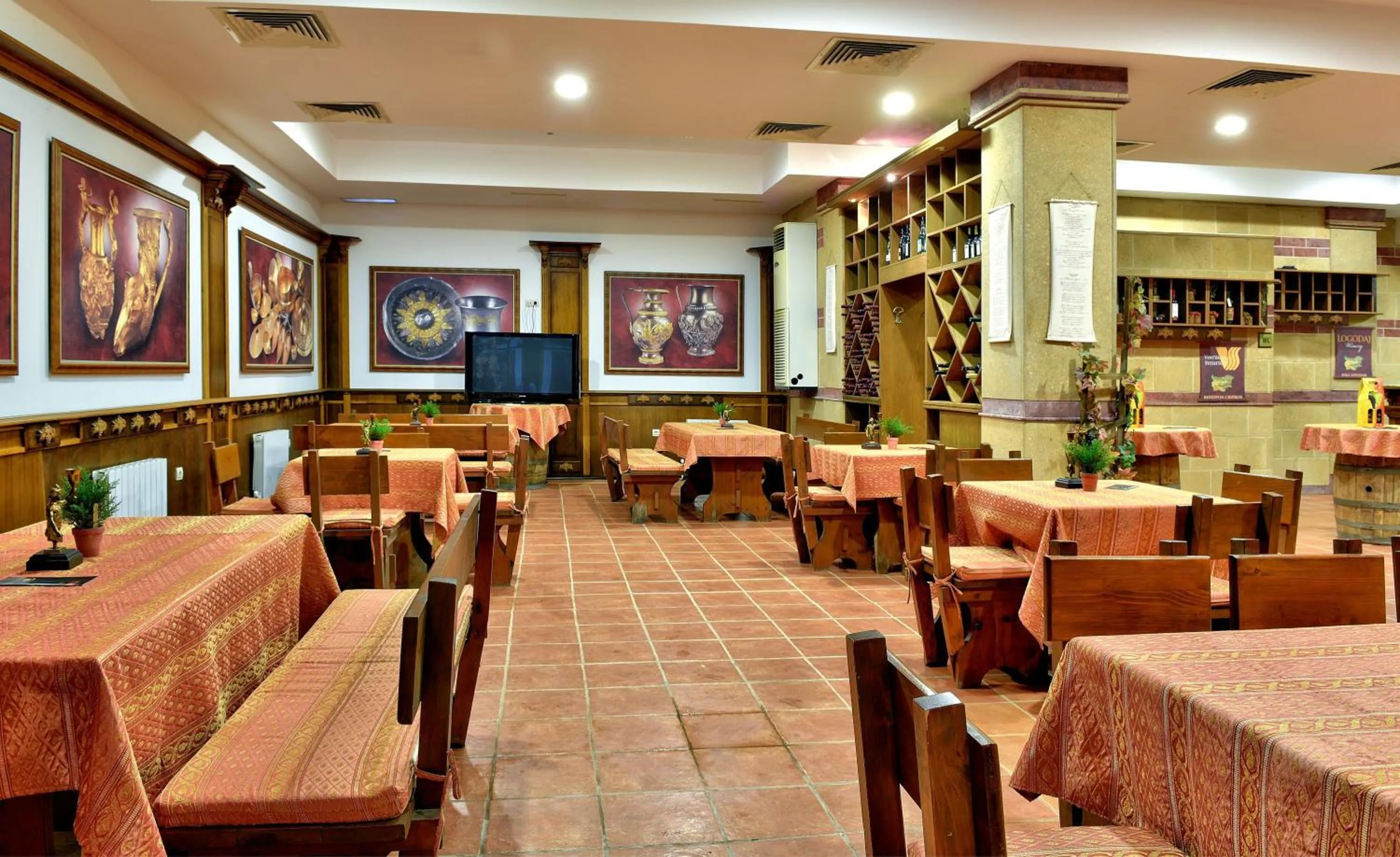 Restaurant/places to eat in Hotel Estreya Palace