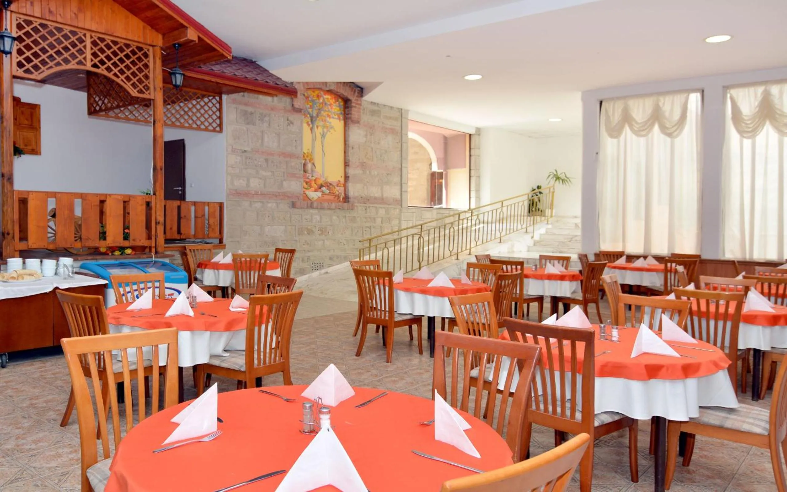 Restaurant/places to eat in Hotel Estreya Palace