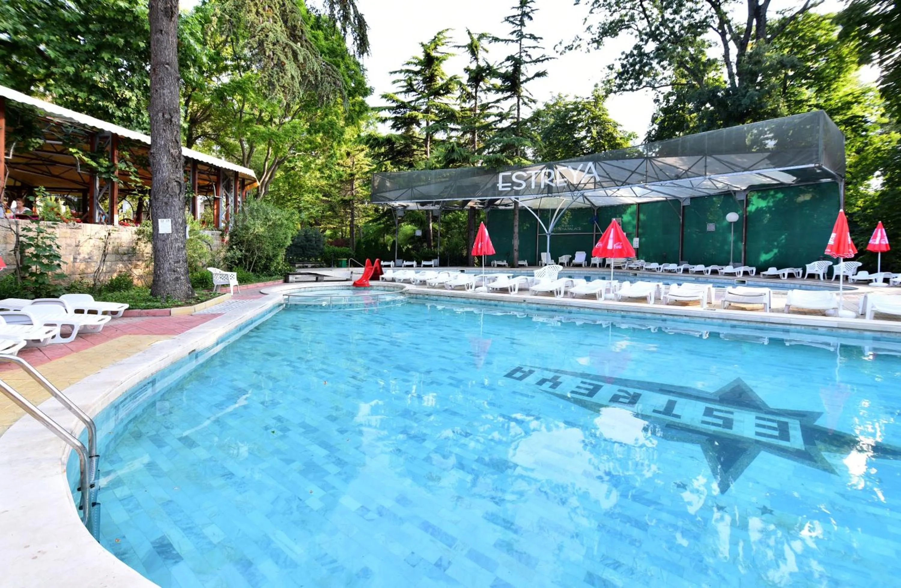 Swimming pool in Hotel Estreya Palace