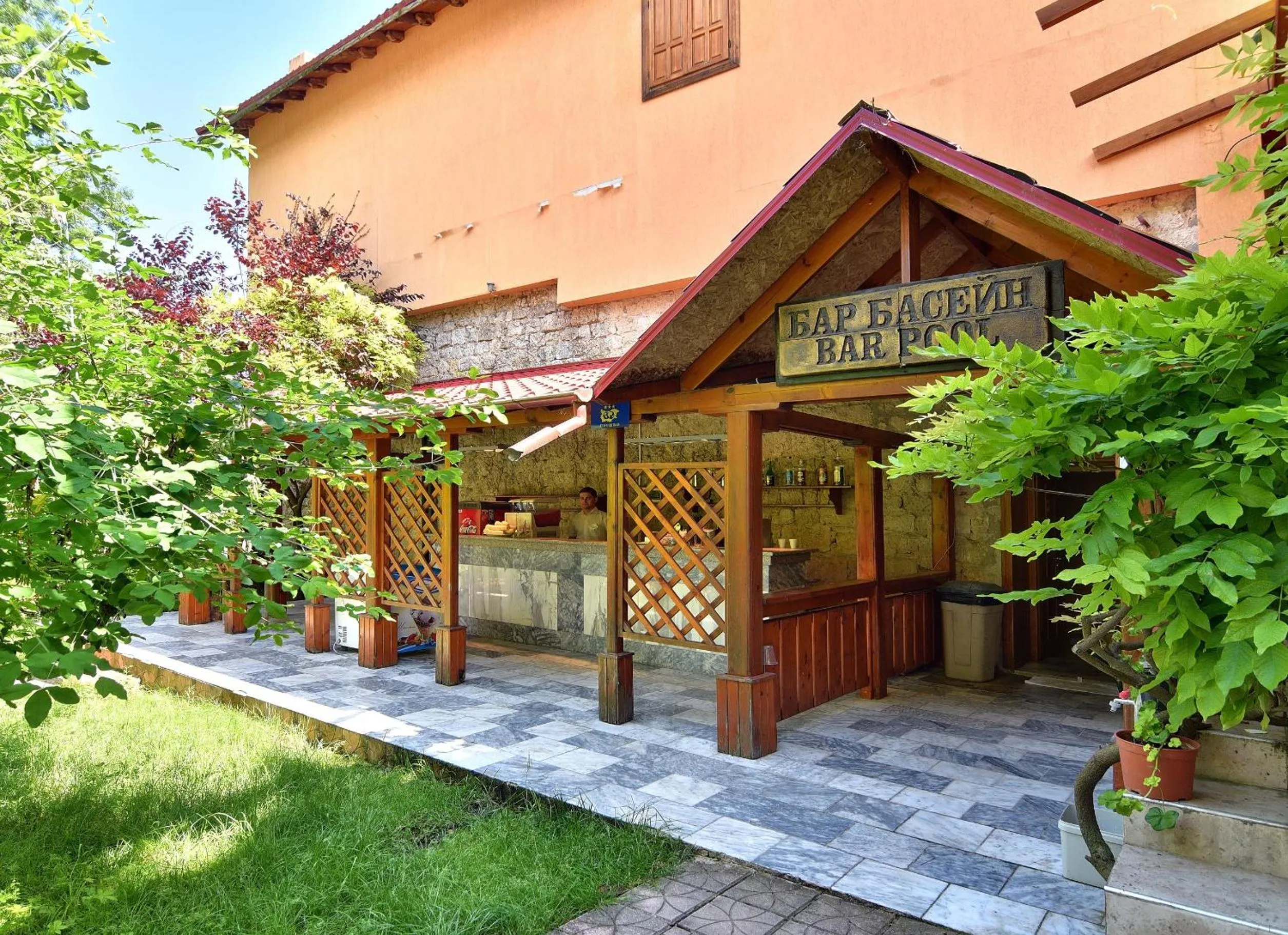 Restaurant/places to eat in Hotel Estreya Palace