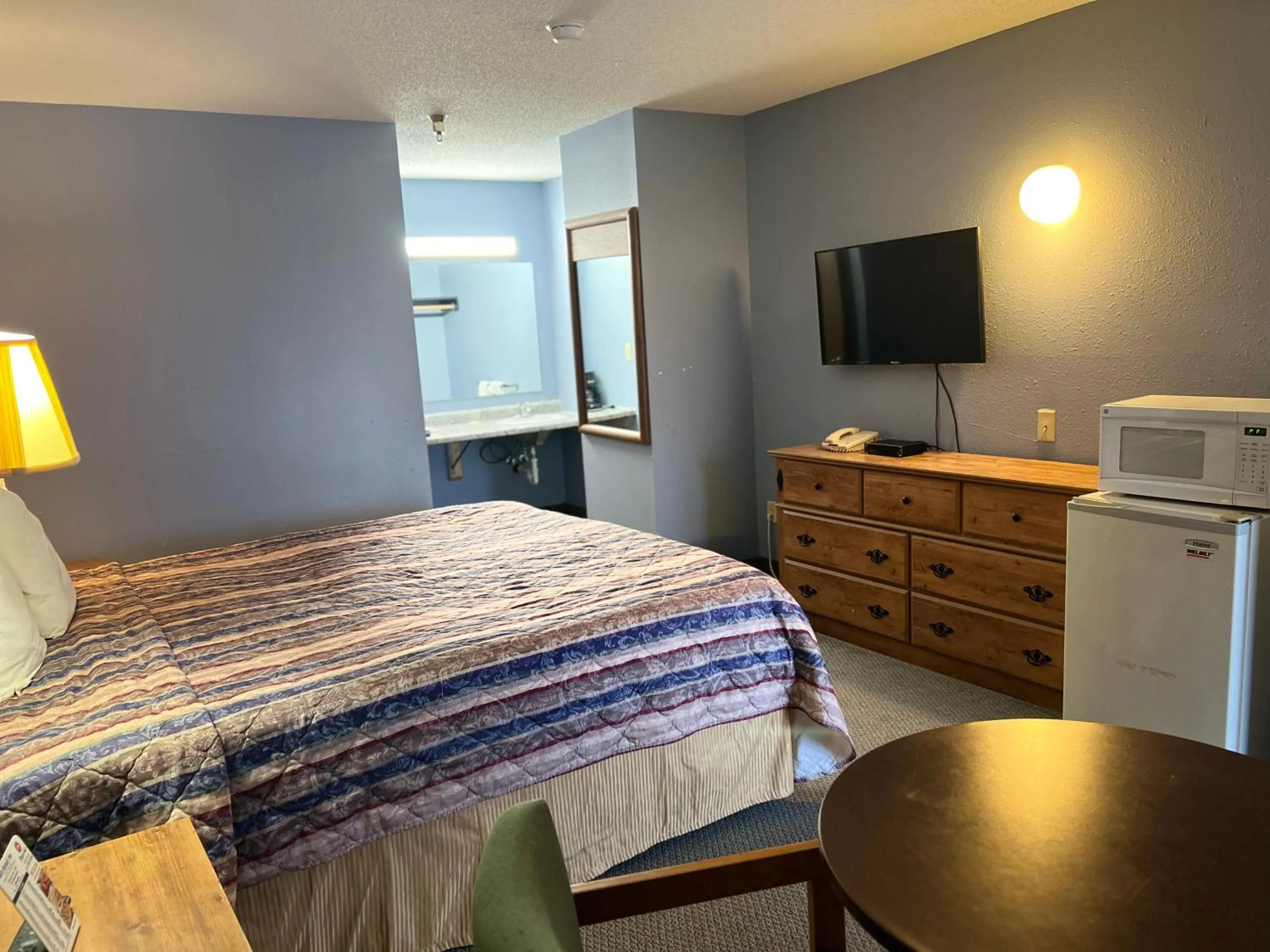 Bed in Best Budget Inn Owatonna