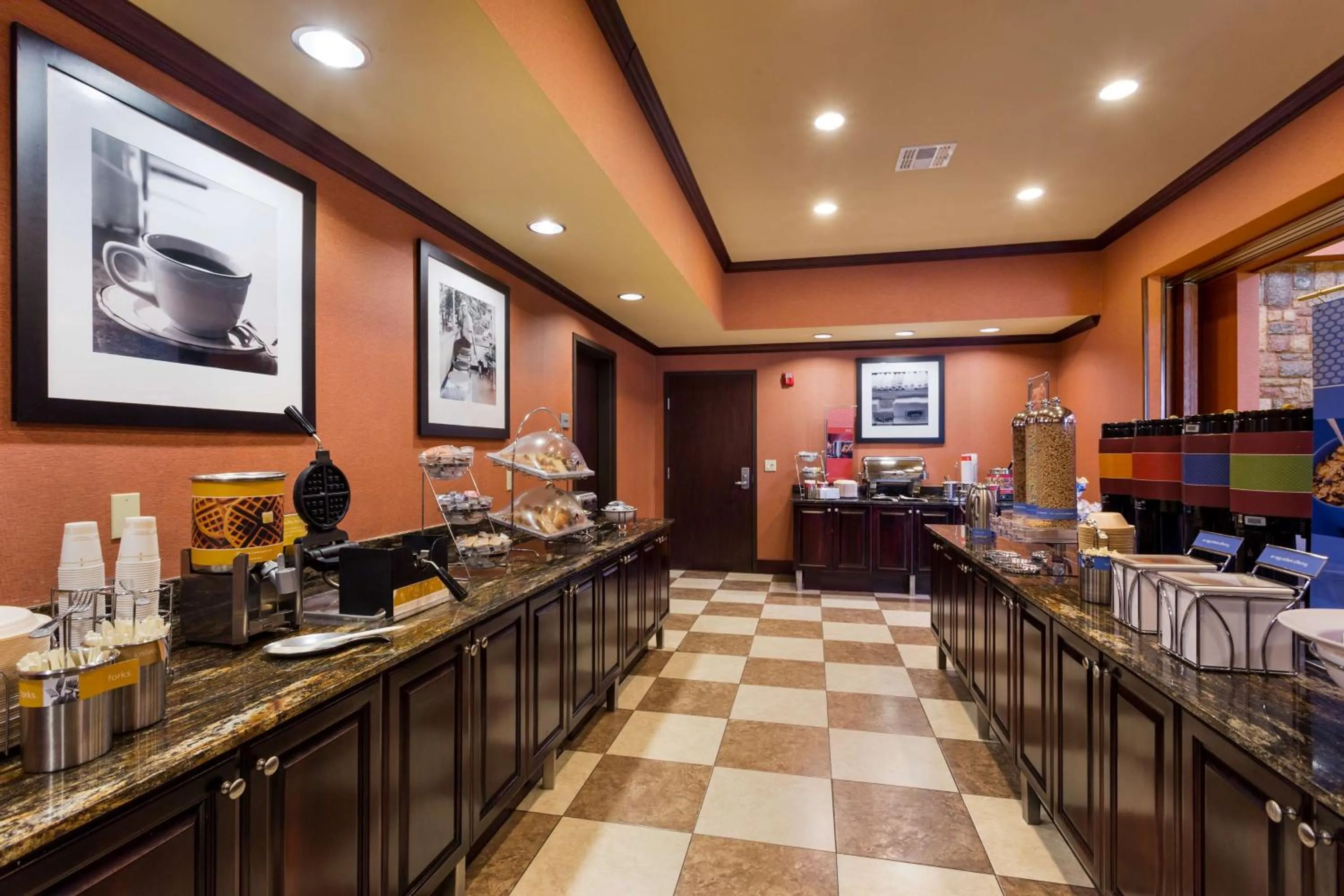 Dining area in Hampton Inn & Suites Mission