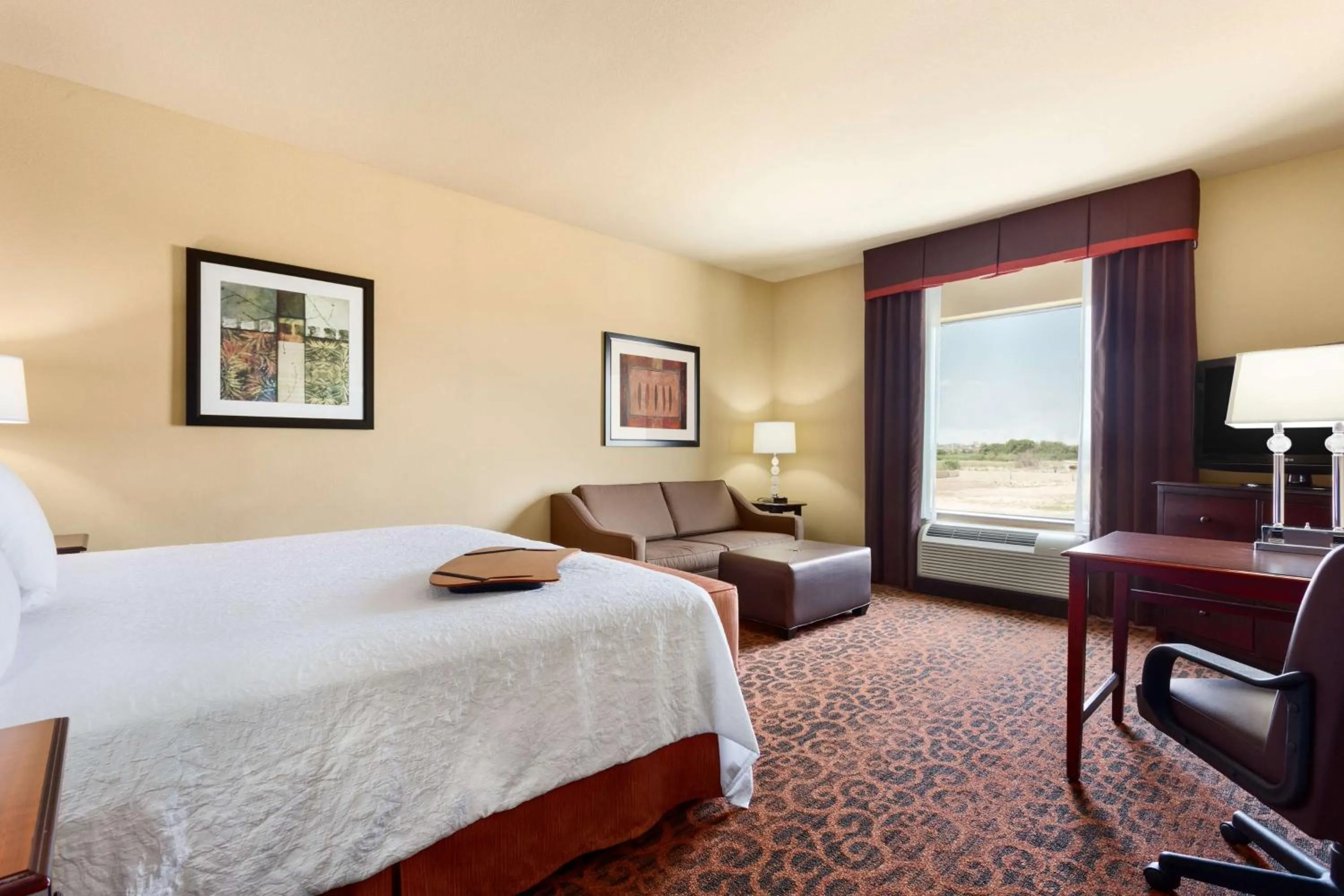 Bed in Hampton Inn & Suites Mission