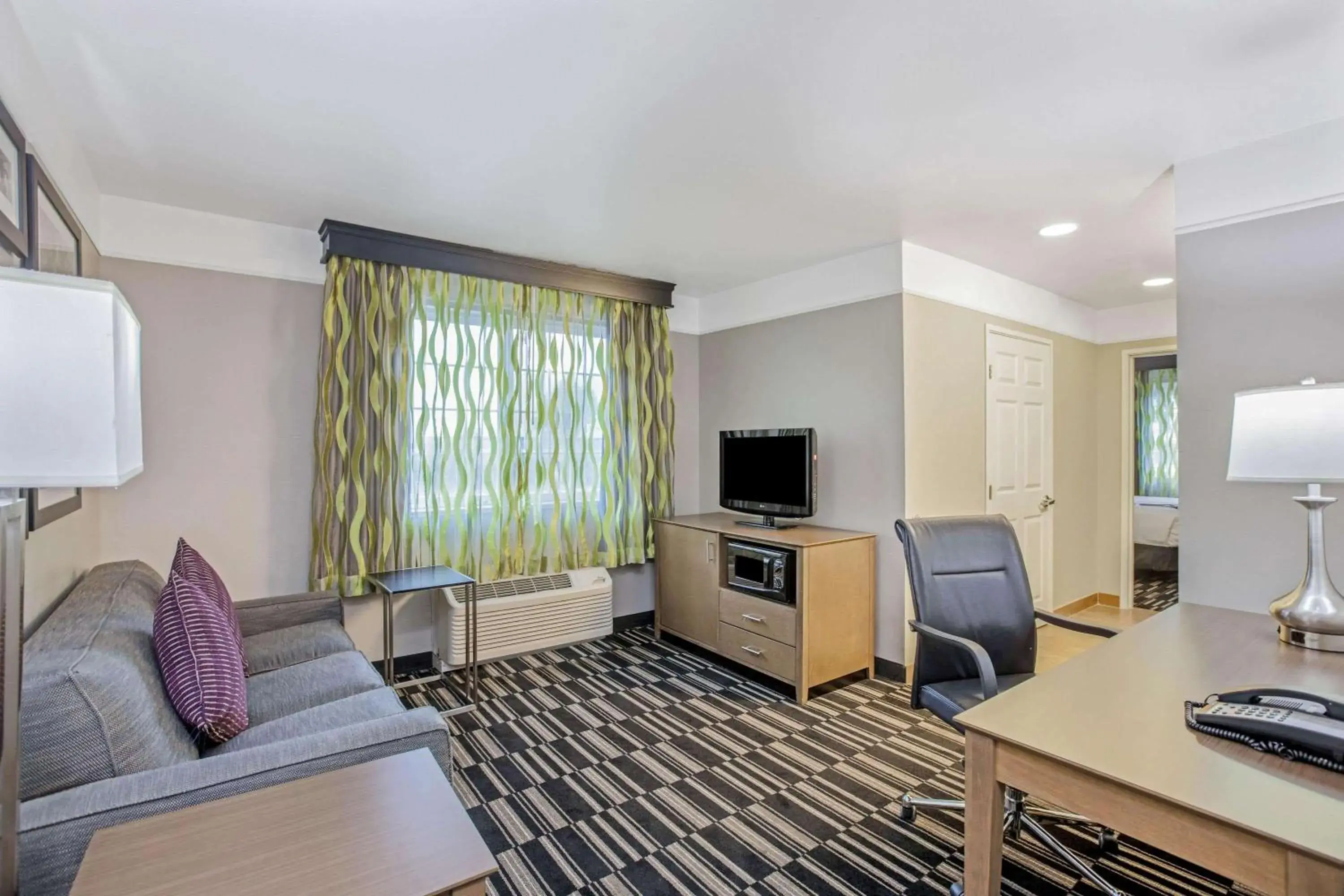 1 King Bed, One-Bedroom Mobility Accessible Suite, Non-Smoking in La Quinta by Wyndham Modesto Salida 1 King Bed, One-Bedroom Mobility Accessible Suite, Non-Smoking in La Quinta by Wyndham Modesto Salida